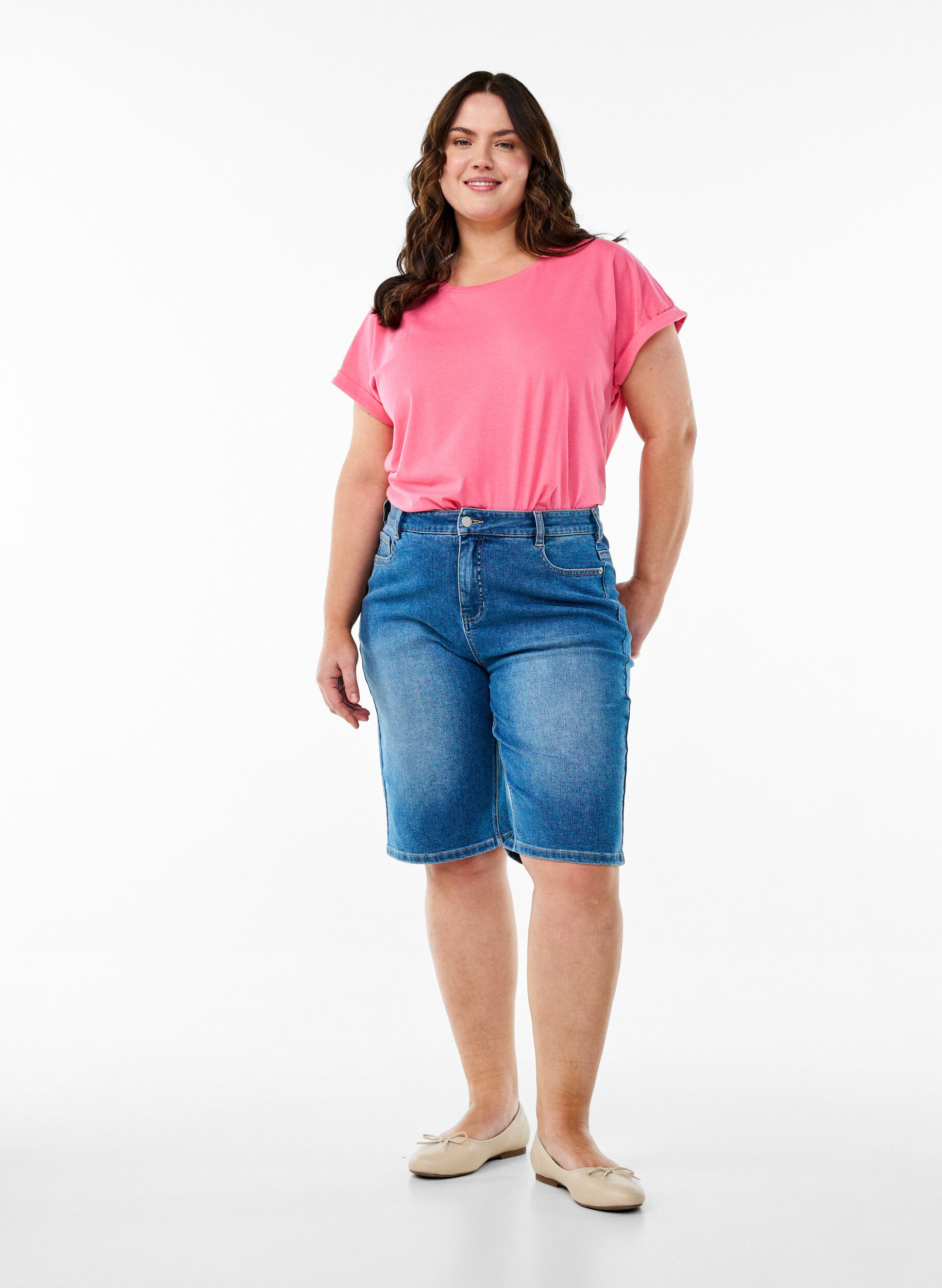 Zizzi Hoch taillierte Bermuda Shorts aus Denim, Blau, Model image number 1