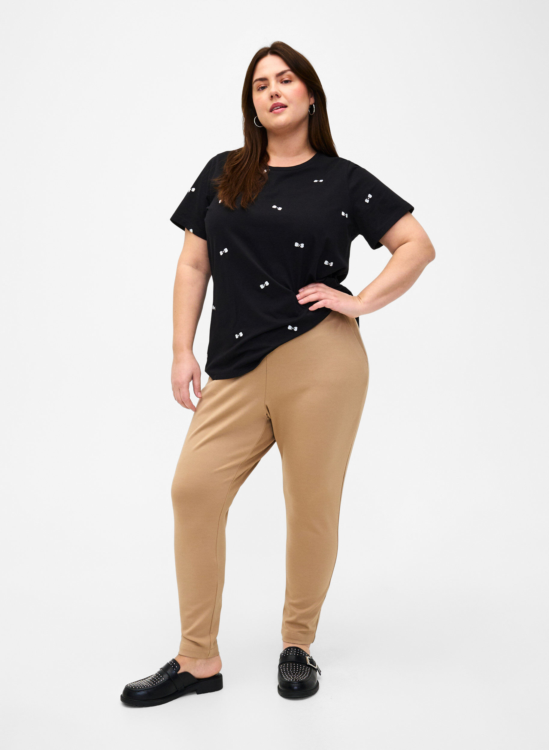 Zizzi T-shirt en coton biologique avec des n&oelig;uds, Black W. Bow Emb. , Model image number 2