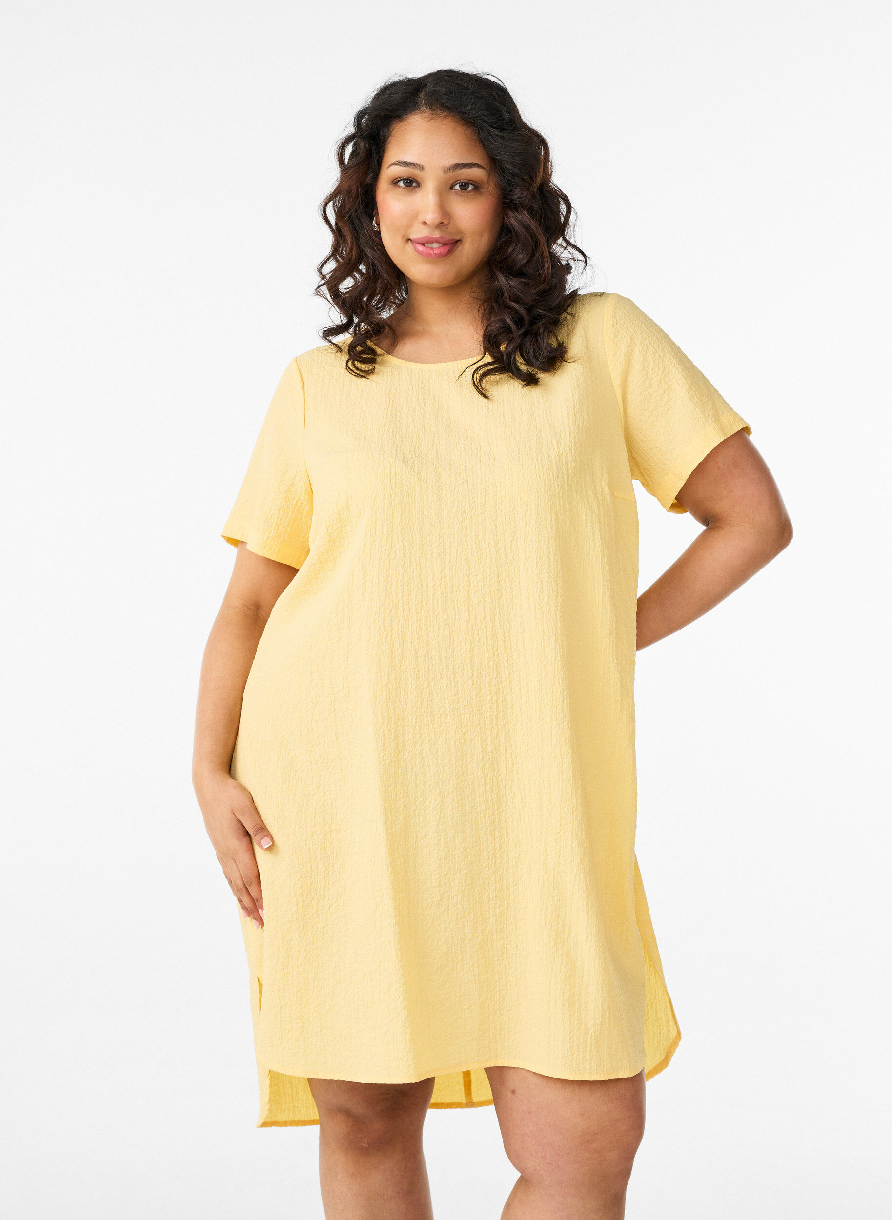 Kurzes Kleid mit gecrinkelter Textur und kurzen &Auml;rmeln, Gelb, Model