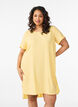 Robe courte avec texture froiss&eacute;e et manches courtes, Jaune clair, Model image number 0