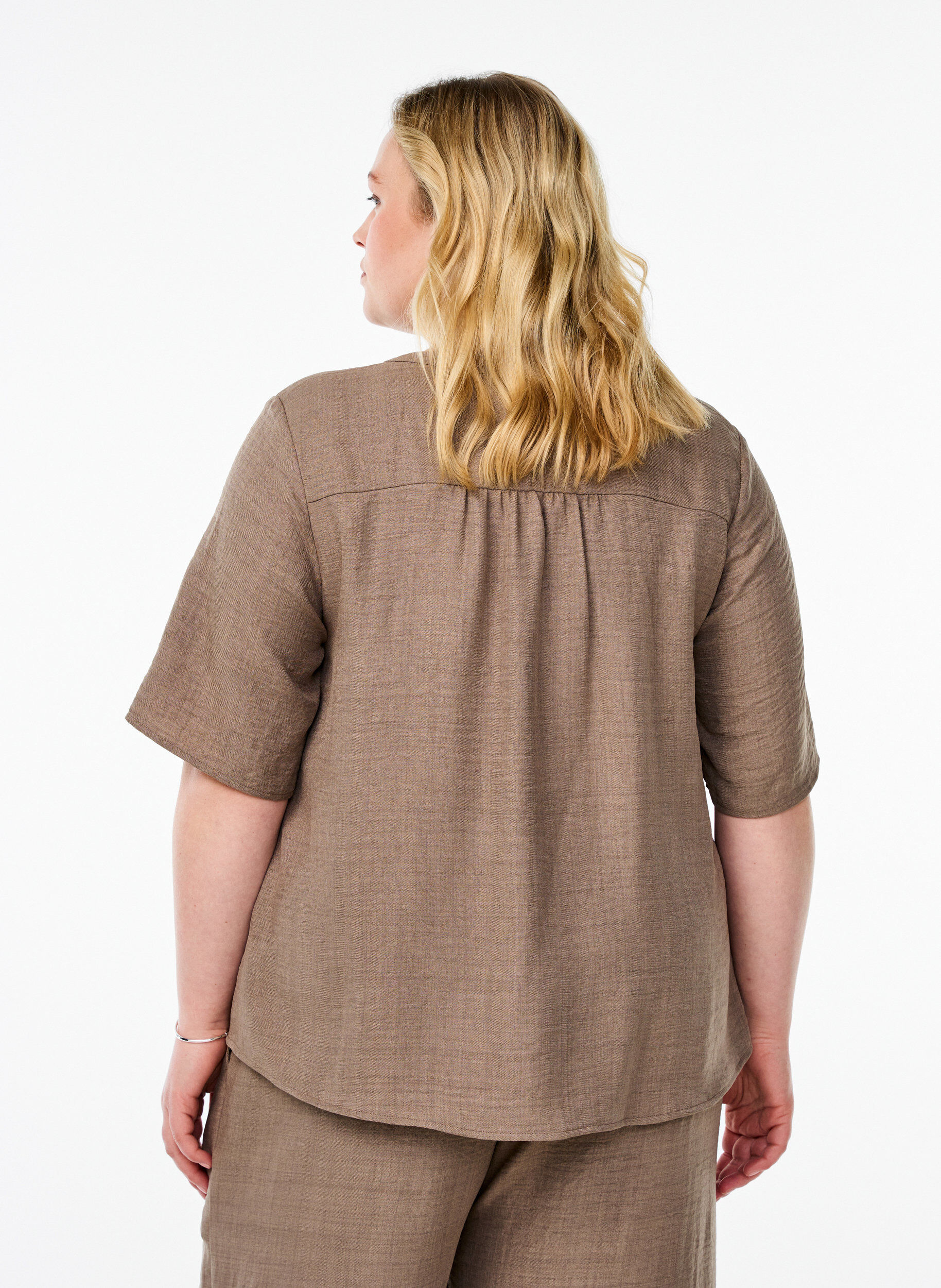 ZizziHemdbluse mit V-Ausschnitt und kurzen &Auml;rmeln, Braun, Model image number 2