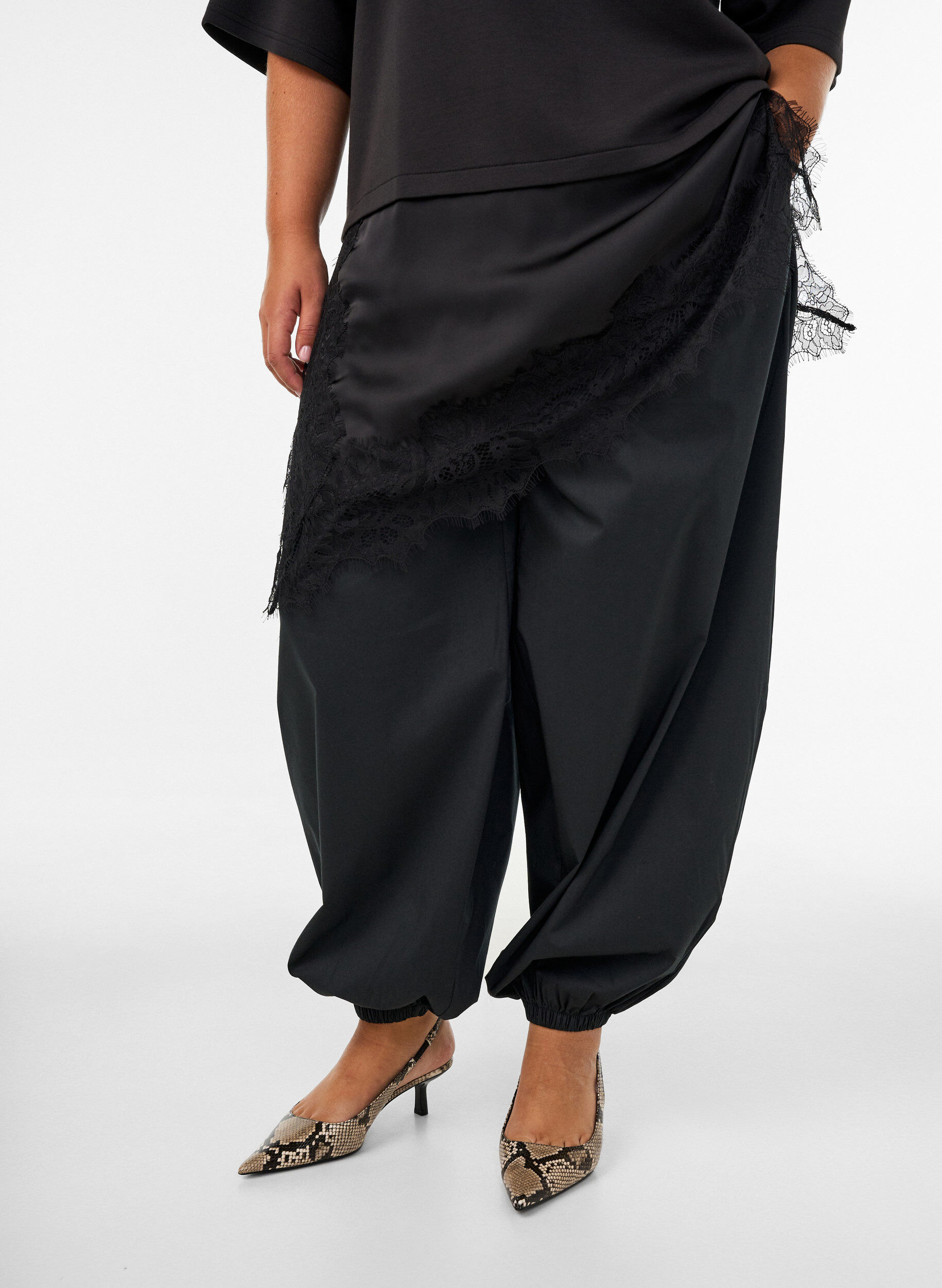 Ballonhose mit Taschen und elastischem Bund, Schwarz, Model