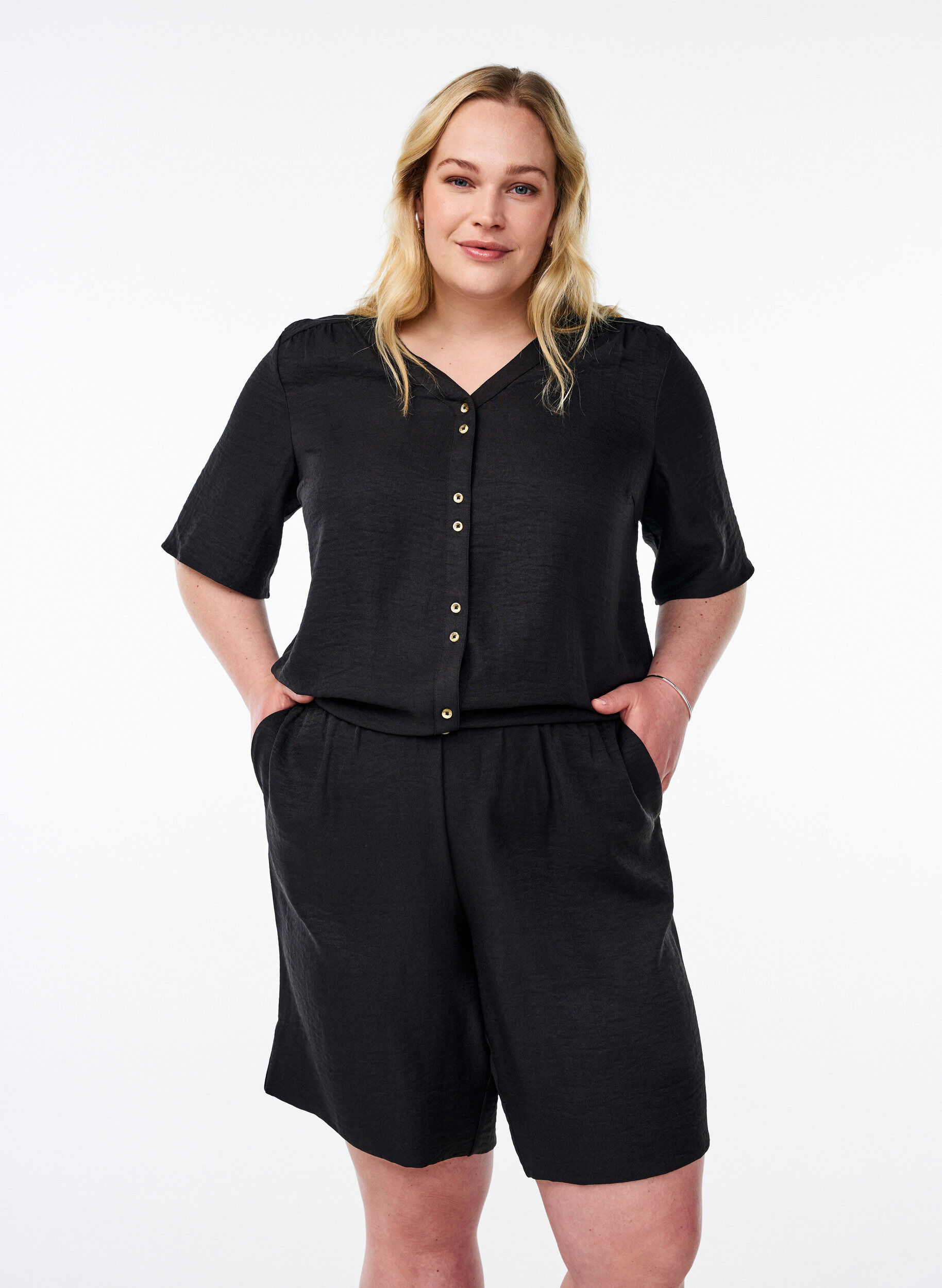 ZizziShorts mit Taschen und hoher Taille, Schwarz, Model image number 0