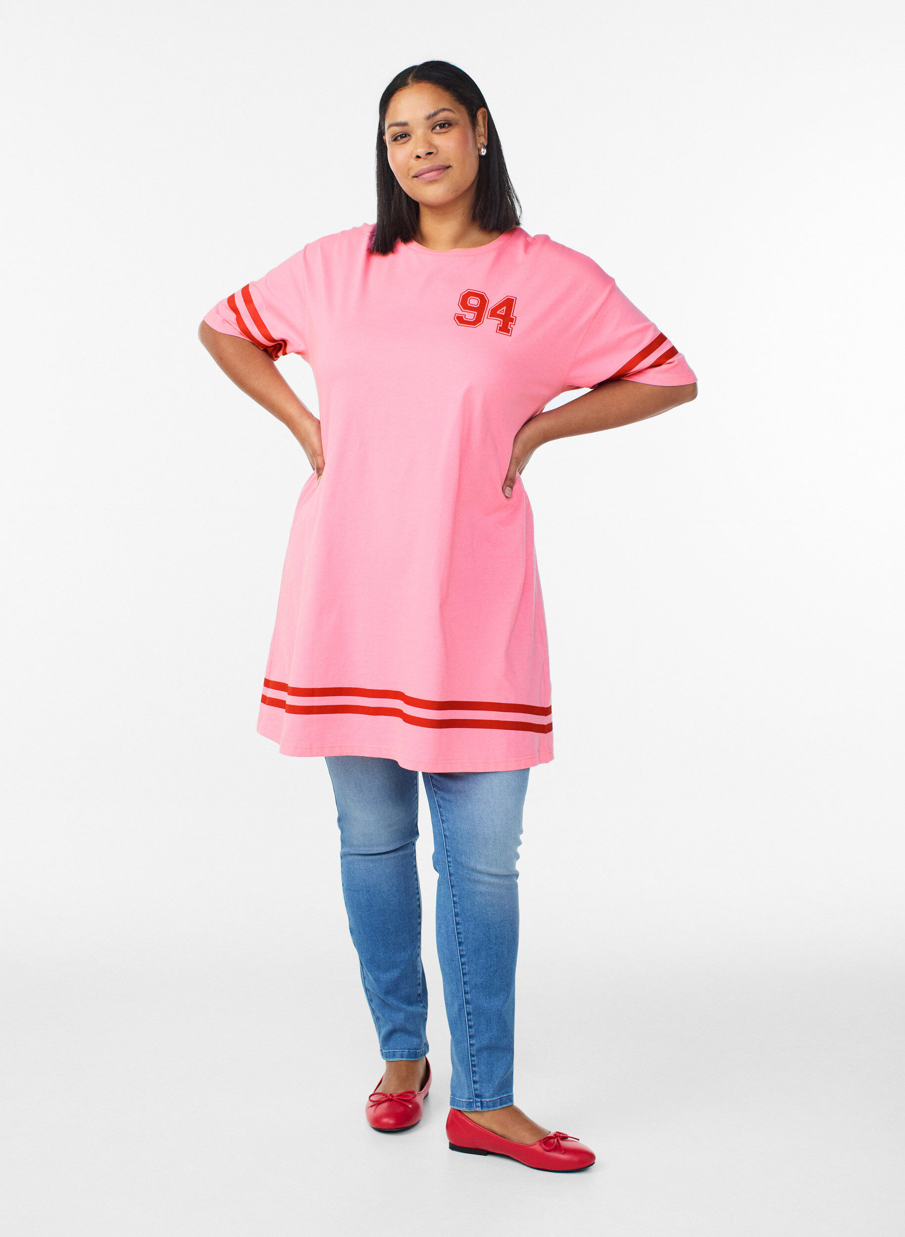Zizzi Kurzes T-Shirt-Kleid mit sportlichen Details, Pink, Model image number 1