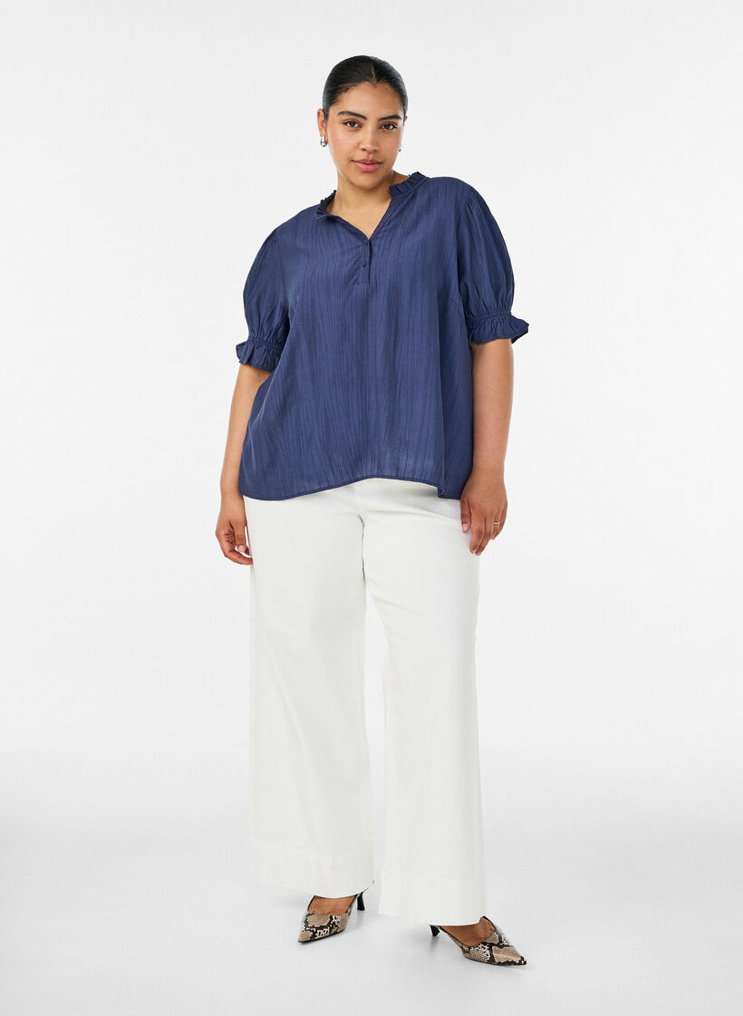 Bluse aus einer gecrinkelten Viskosemischung mit V-Ausschnitt, Blau, Model image number 1