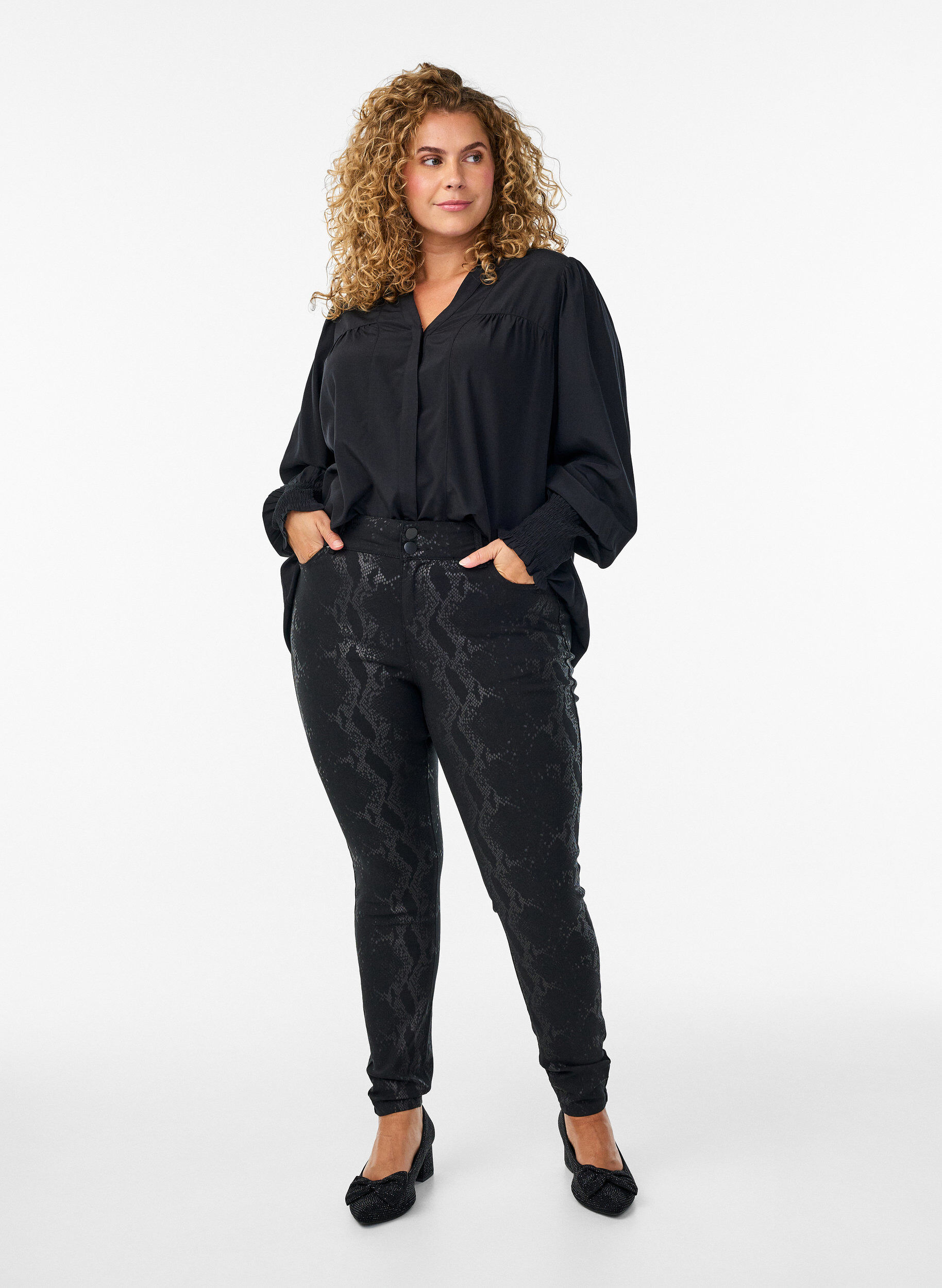 Zizzi Blouse avec col &agrave; volants et fronces, Noir, Model image number 1