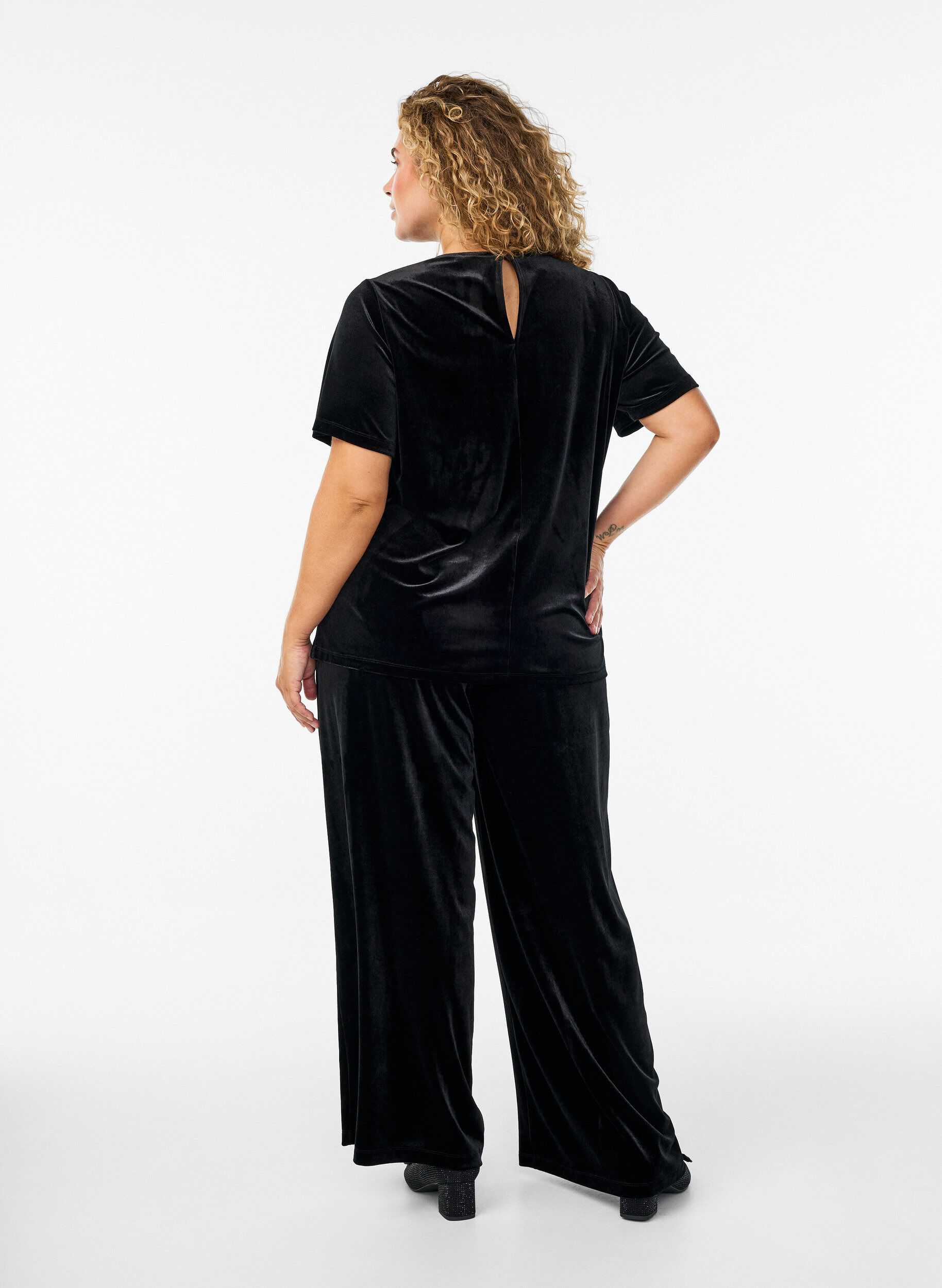 Zizzi Hose aus Velours mit hoher Taille und weitem Bein, Schwarz, Model image number 1