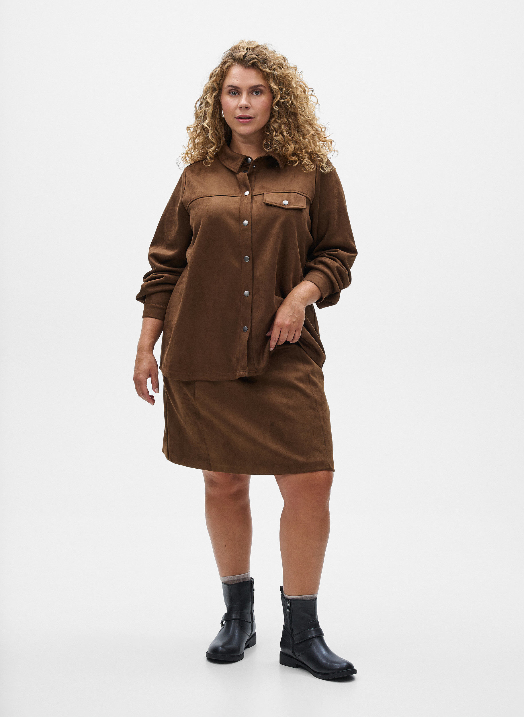 Zizzi Jupe courte &eacute;vas&eacute;e en faux daim, Marron, Model image number 1