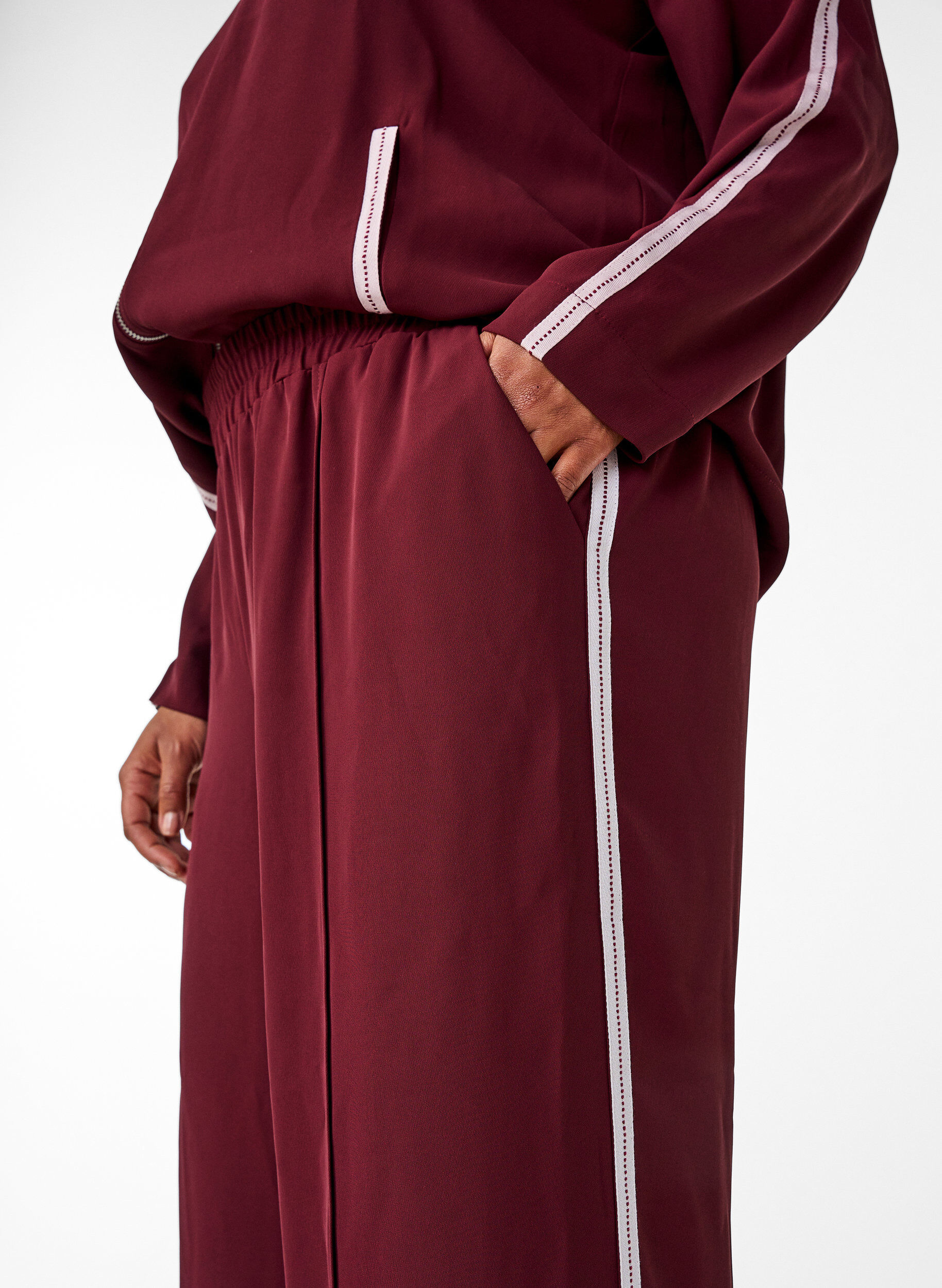 Zizzi Pantalon sport &agrave; jambes droites et bandes lat&eacute;rales, Bordeaux fonc&eacute;, Model image number 3