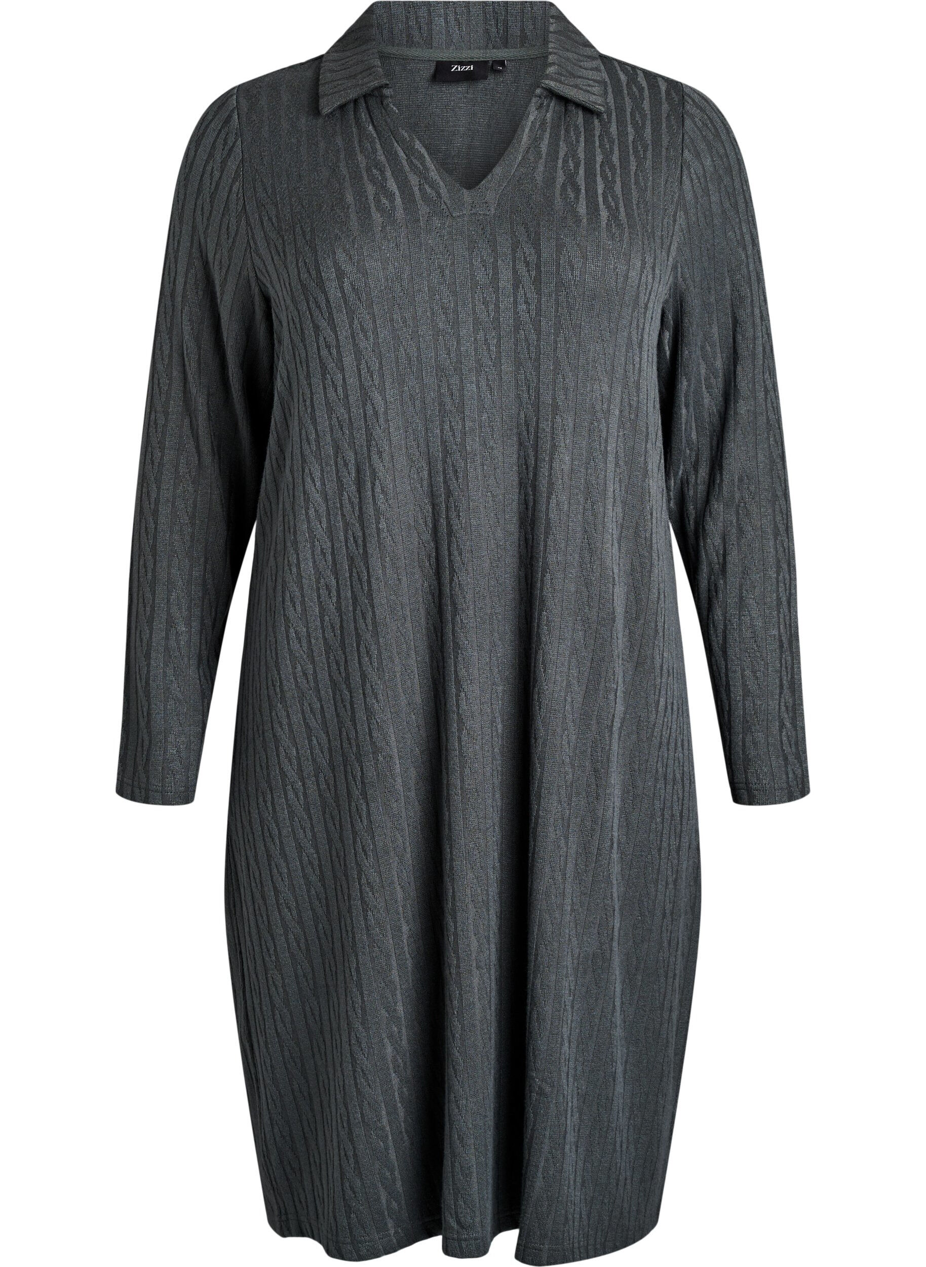 Kleid mit Zopfmuster und V-Ausschnitt