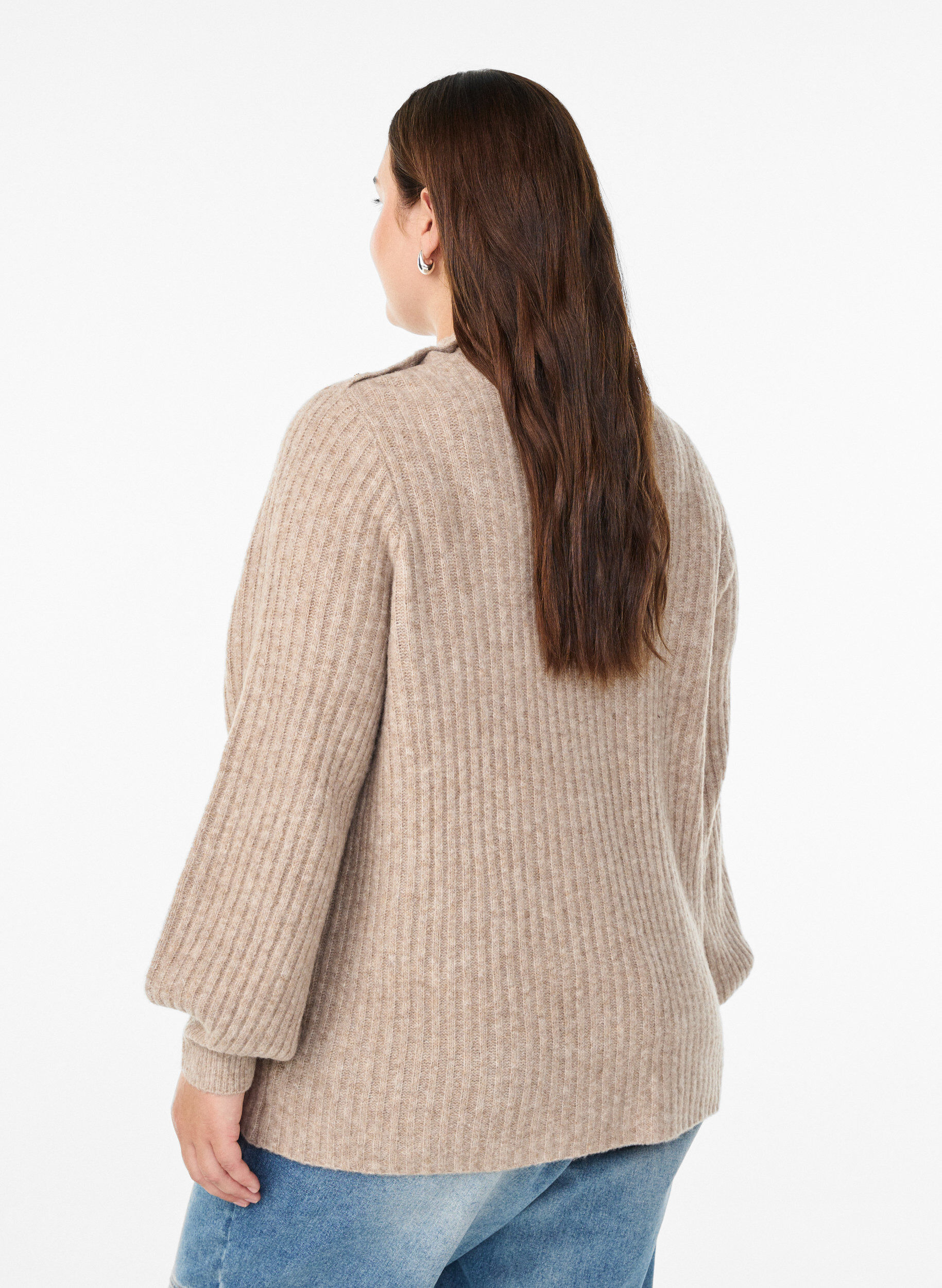 Zizzi Pullover aus Rippstrick mit Puff&auml;rmeln und Kn&ouml;pfen, Beige, Model image number 2
