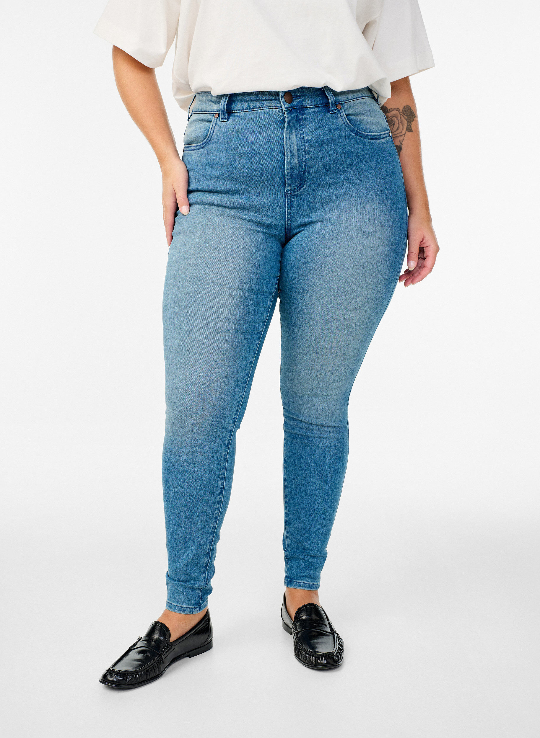 Zizzi Hoch taillierte super Slim Amy Jeans, Blau, Model image number 2