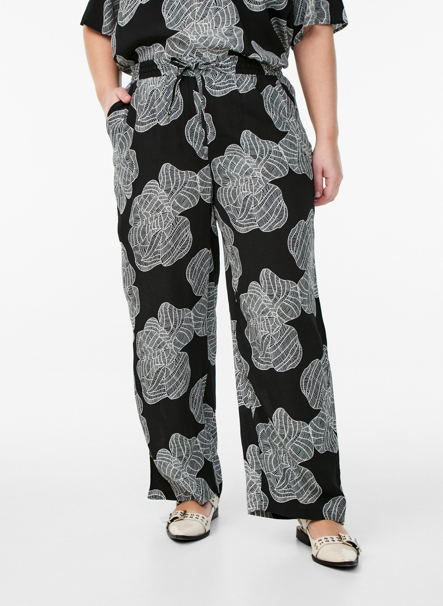 Zizzi Pantalon ample en viscose avec imprim&eacute;, Noir, Model image number 2