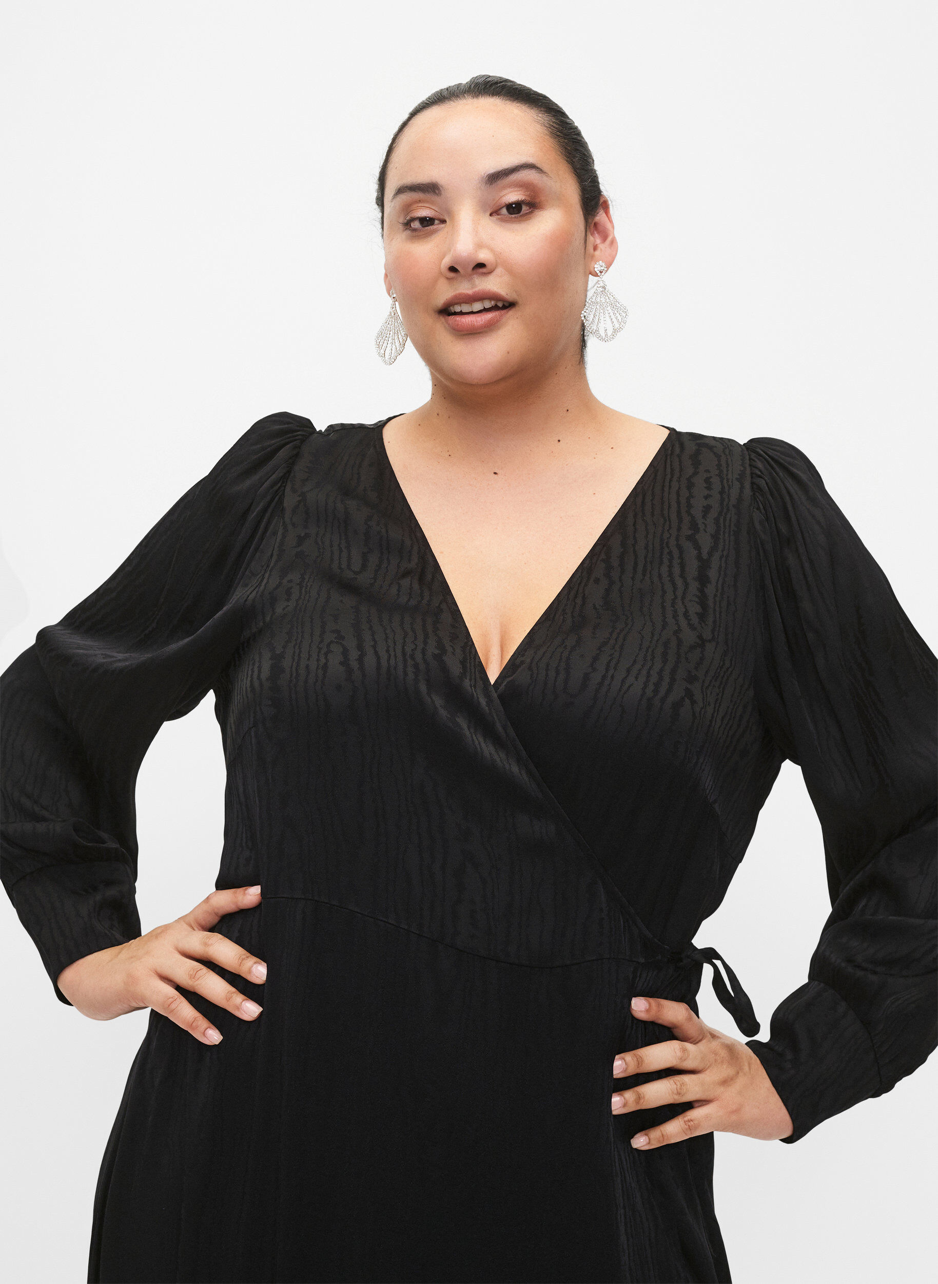 Zizzi Lang&auml;rmeliges Kleid aus Viskose mit Ton-in-Ton-Druck, Black, Model image number 2