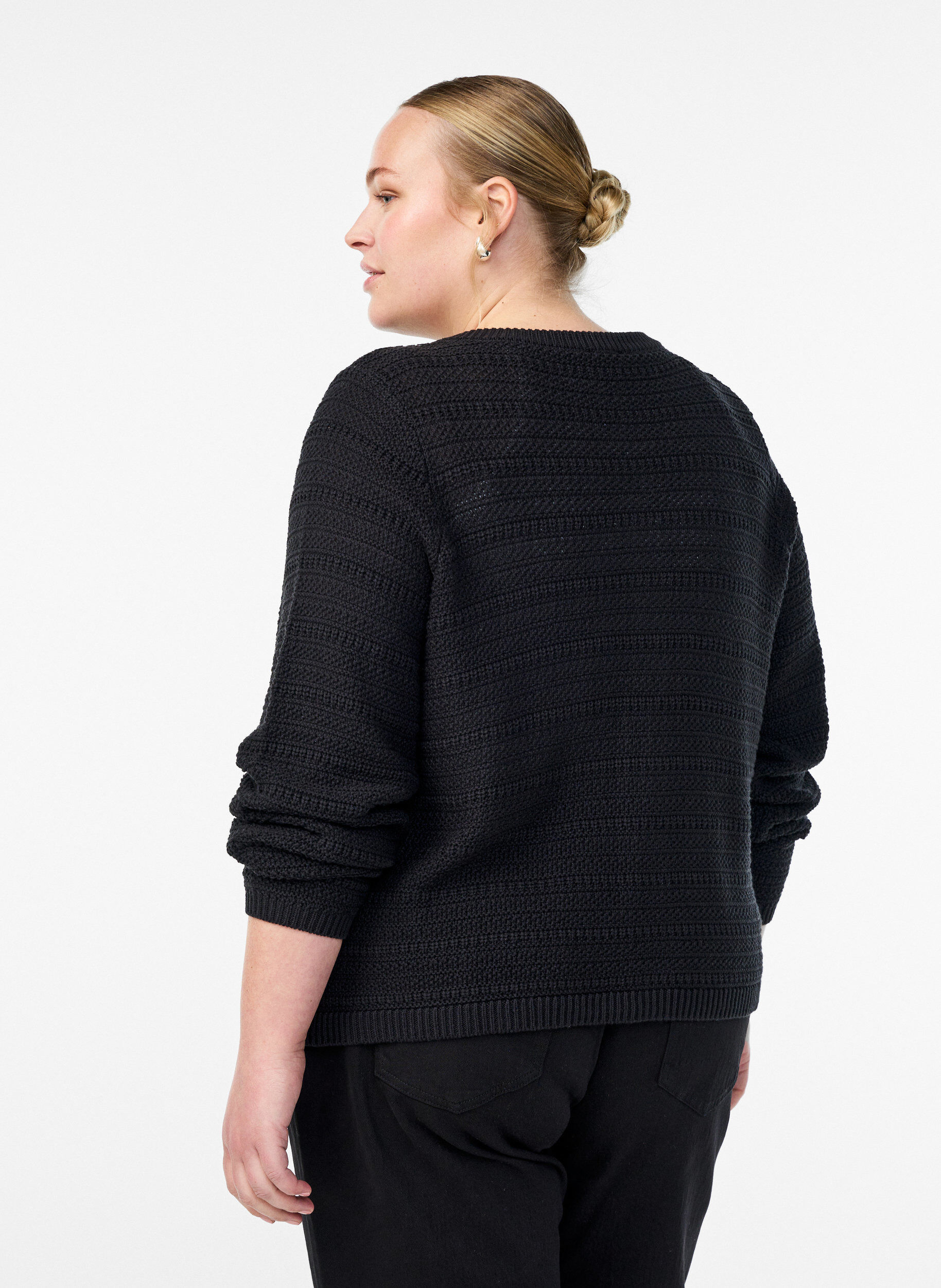 Zizzi Strickjacke mit Strukturstrick und dekorativen Kn&ouml;pfen, Schwarz, Model image number 2