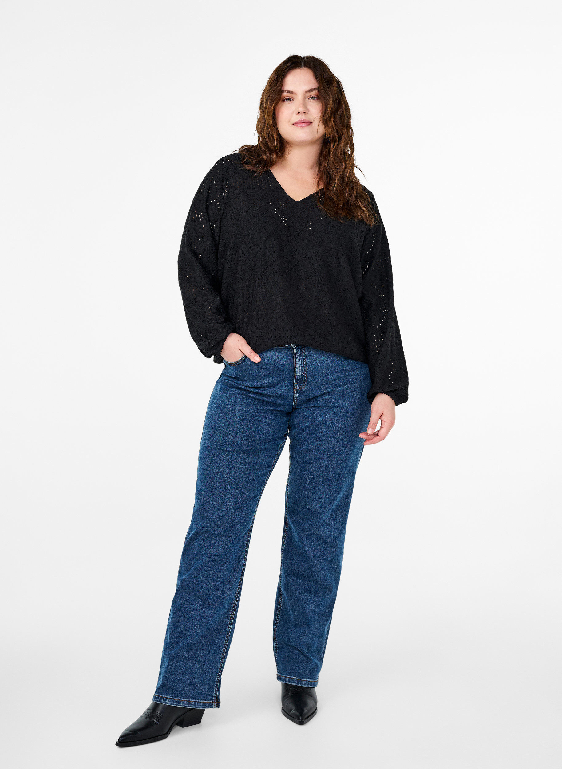 Zizzi  Lang&auml;rmelige Bluse mit V-Ausschnitt und Lochmuster, Black, Model image number 2