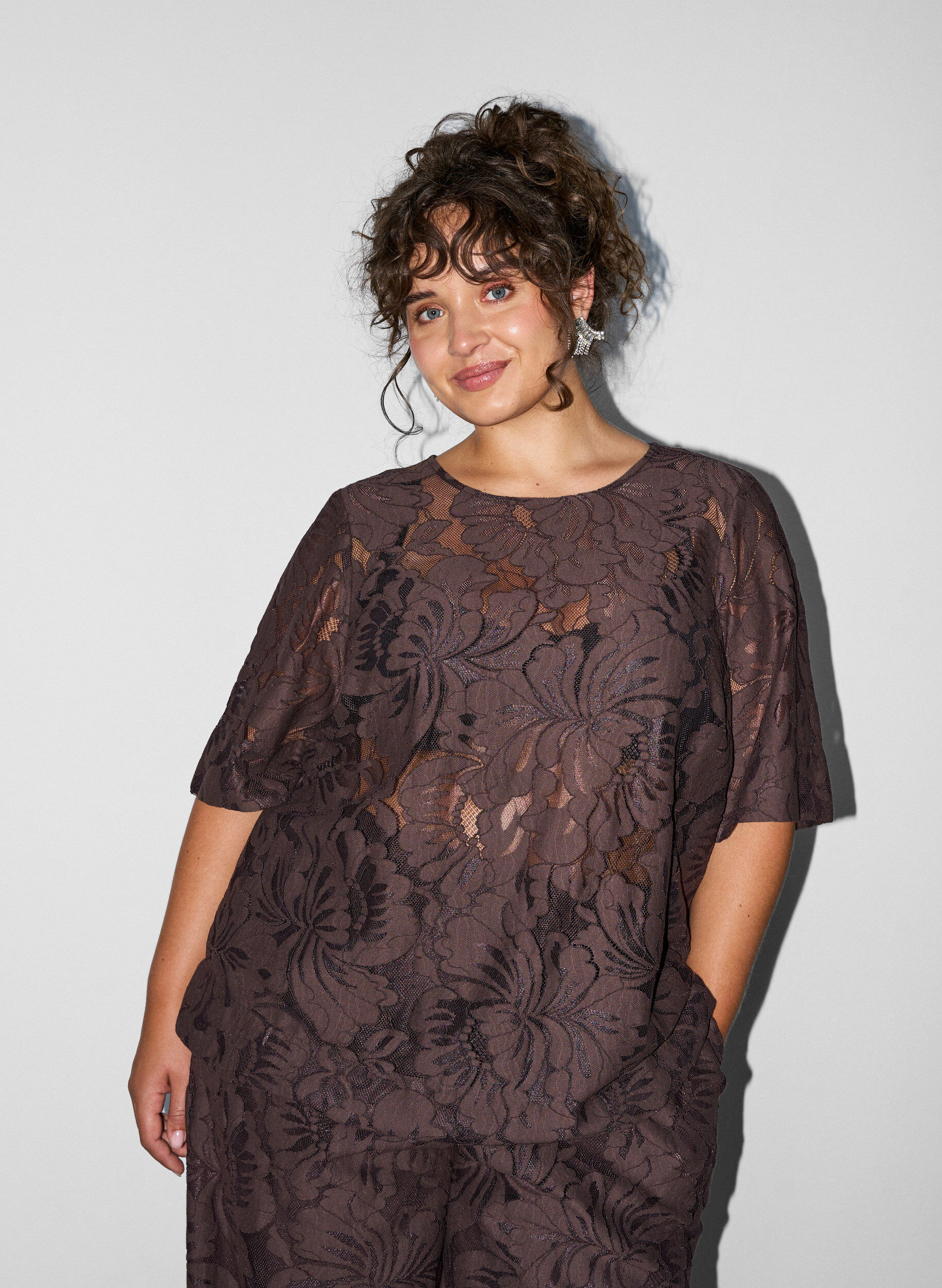 Bluse aus Spitze mit kurzen &Auml;rmeln, Braun, Model