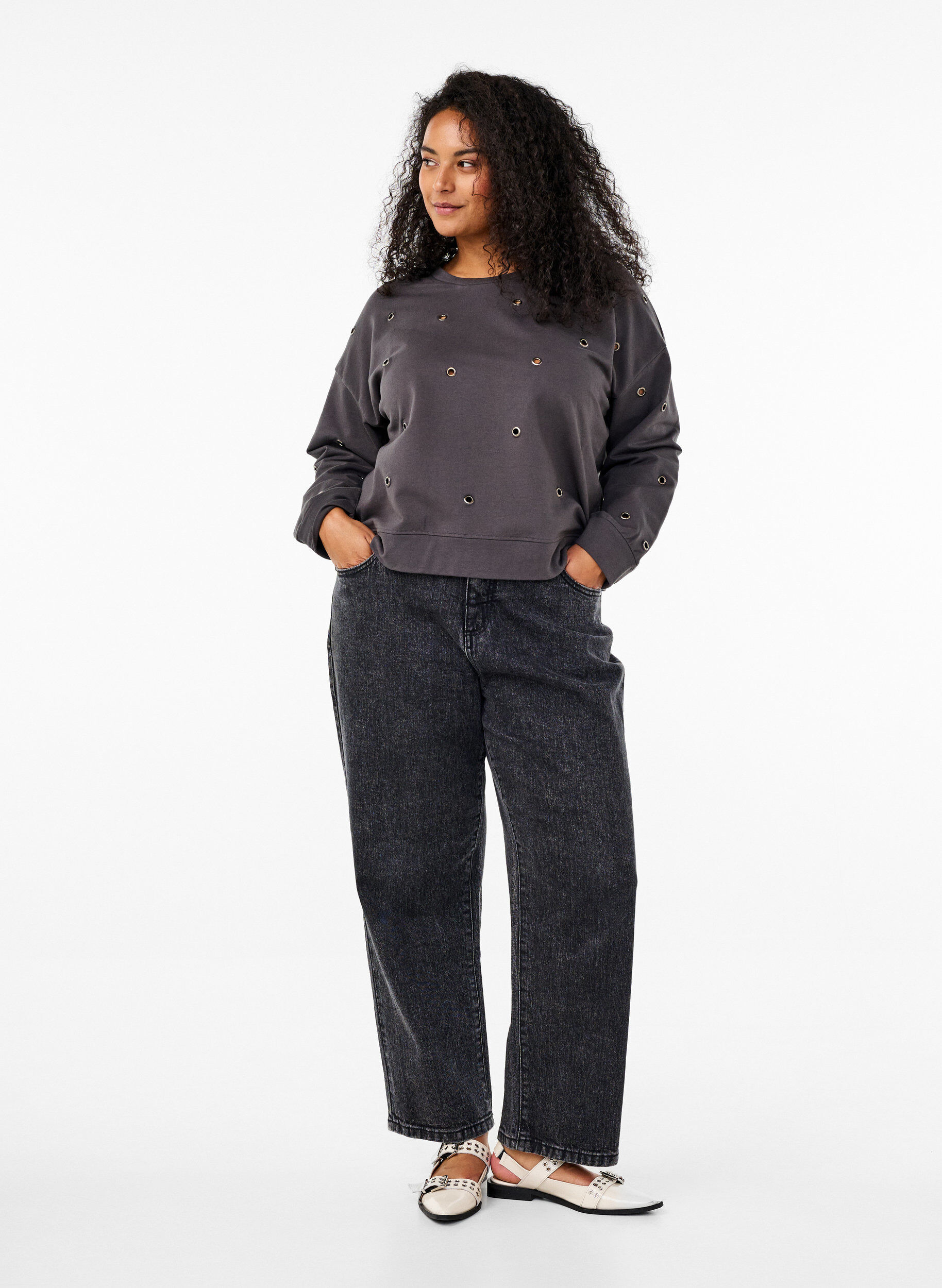 Zizzi Sweatshirt mit &Ouml;sen, Grau, Model image number 1