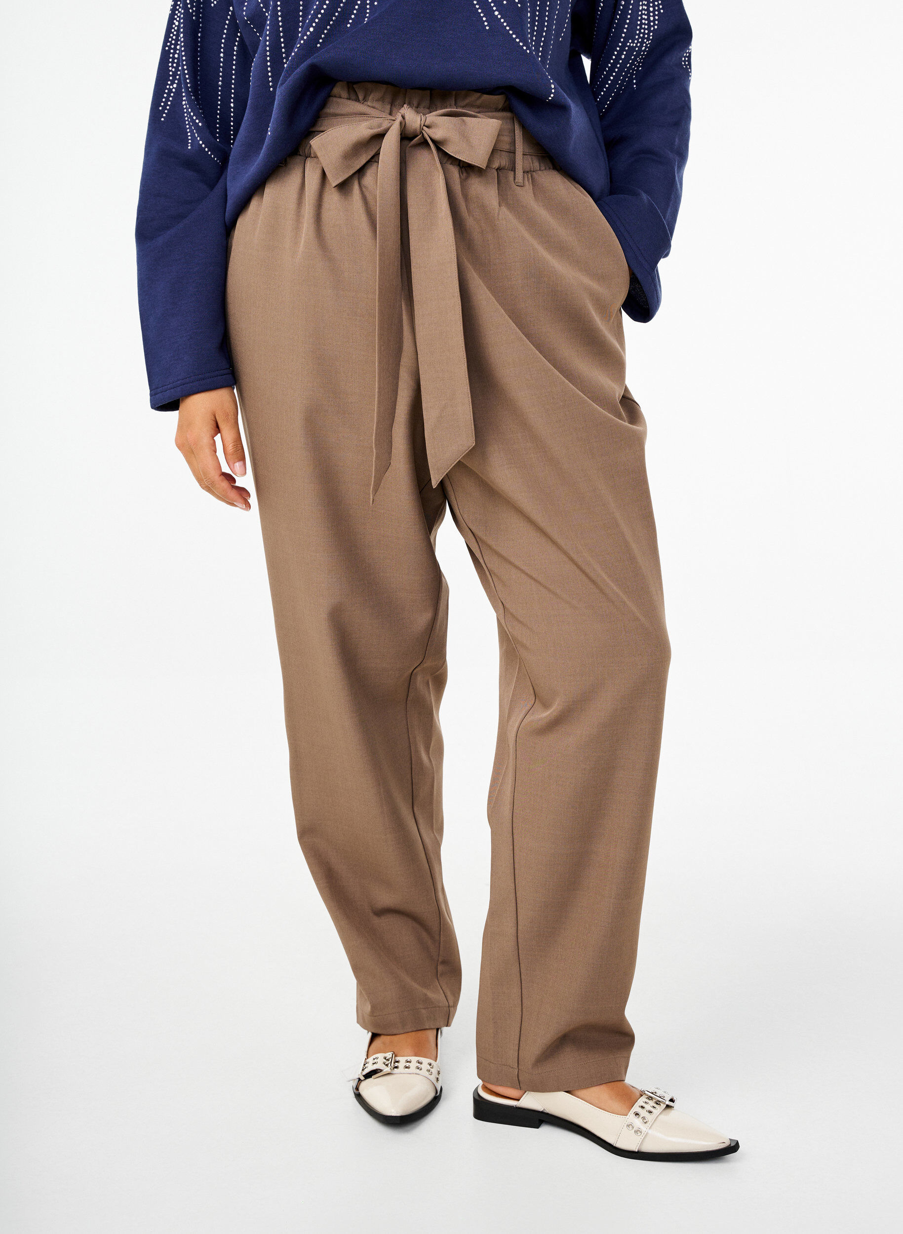 Zizzi Pantalon taille haute &agrave; volants et ceinture &agrave; nouer, Walnut Melange, Model image number 2