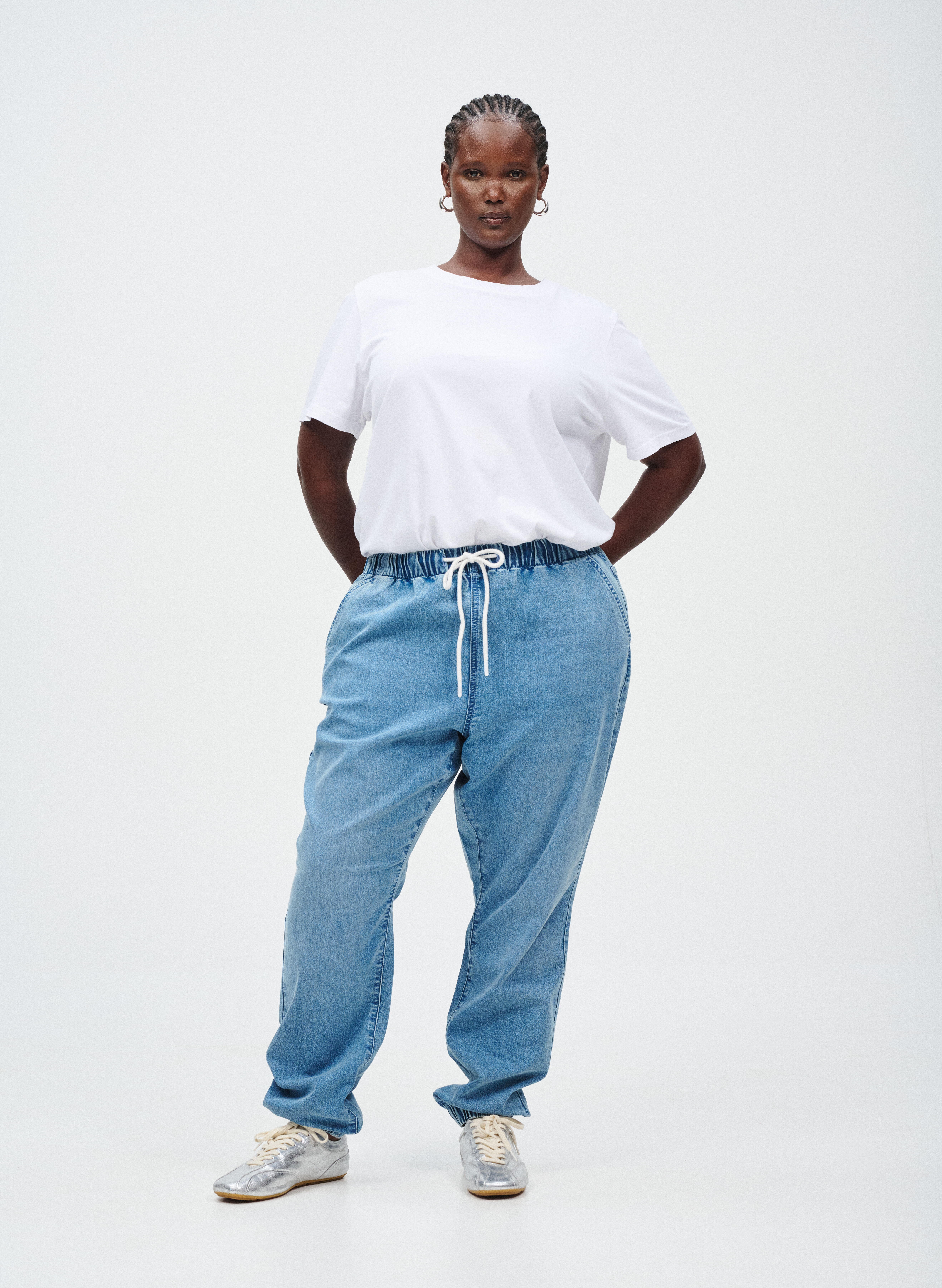 Zizzi Pantalon en denim l&eacute;ger avec cordons de serrage, , Model