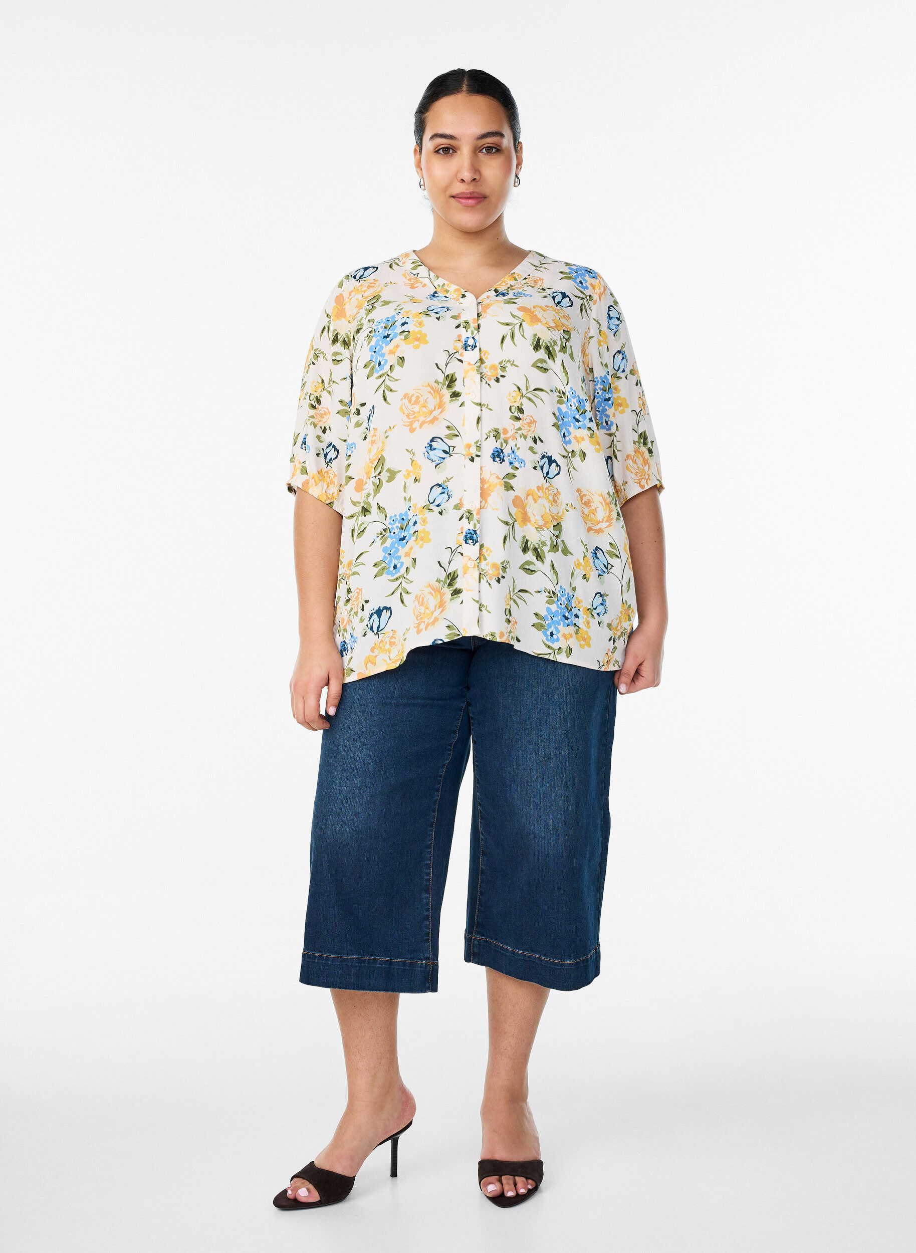 Zizzi Blouse imprim&eacute;e en viscose avec fermeture boutonn&eacute;e, Vanille, Model image number 1