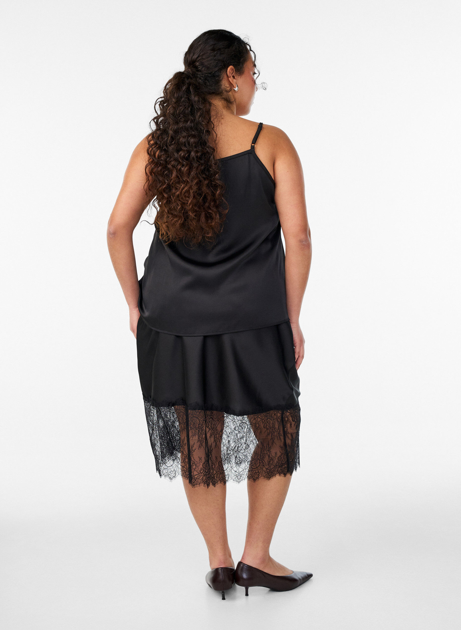 Zizzi Jupe satin&eacute;e avec bordure en dentelle, Noir, Model image number 1