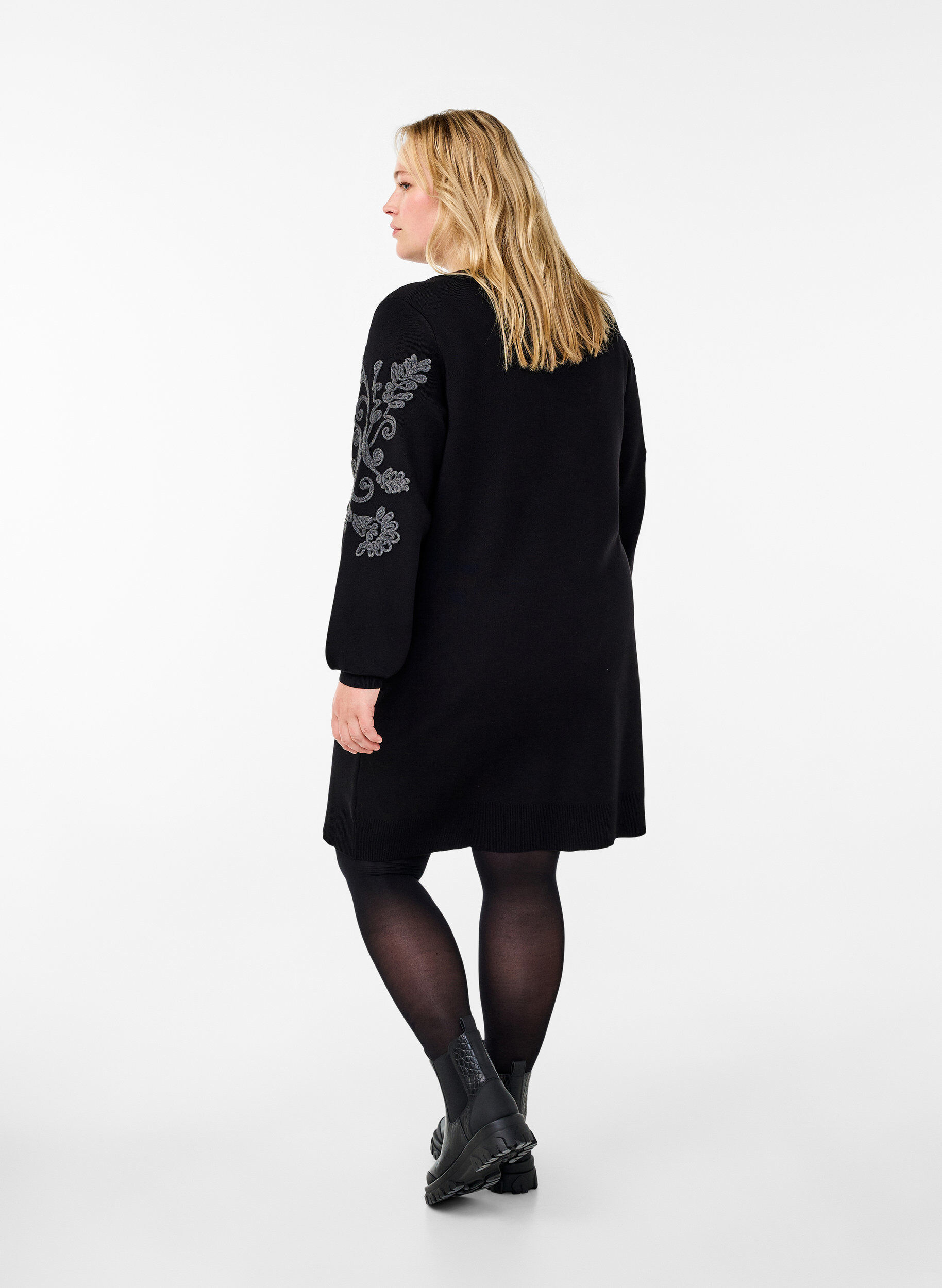 Zizzi Robe en maille avec d&eacute;tails brod&eacute;s, Black Medium G. Comb, Model image number 1