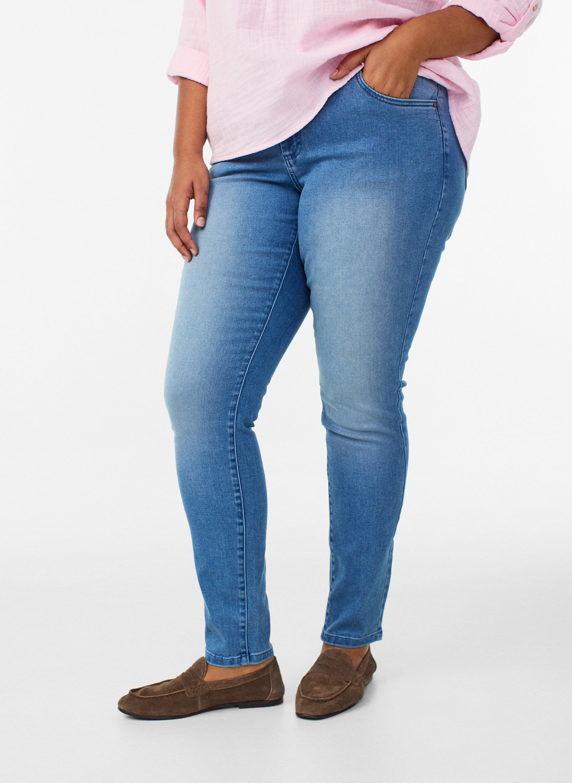 Zizzi Slim Fit Emily Jeans mit normaler Taillenh&ouml;he, Blau, Model image number 2