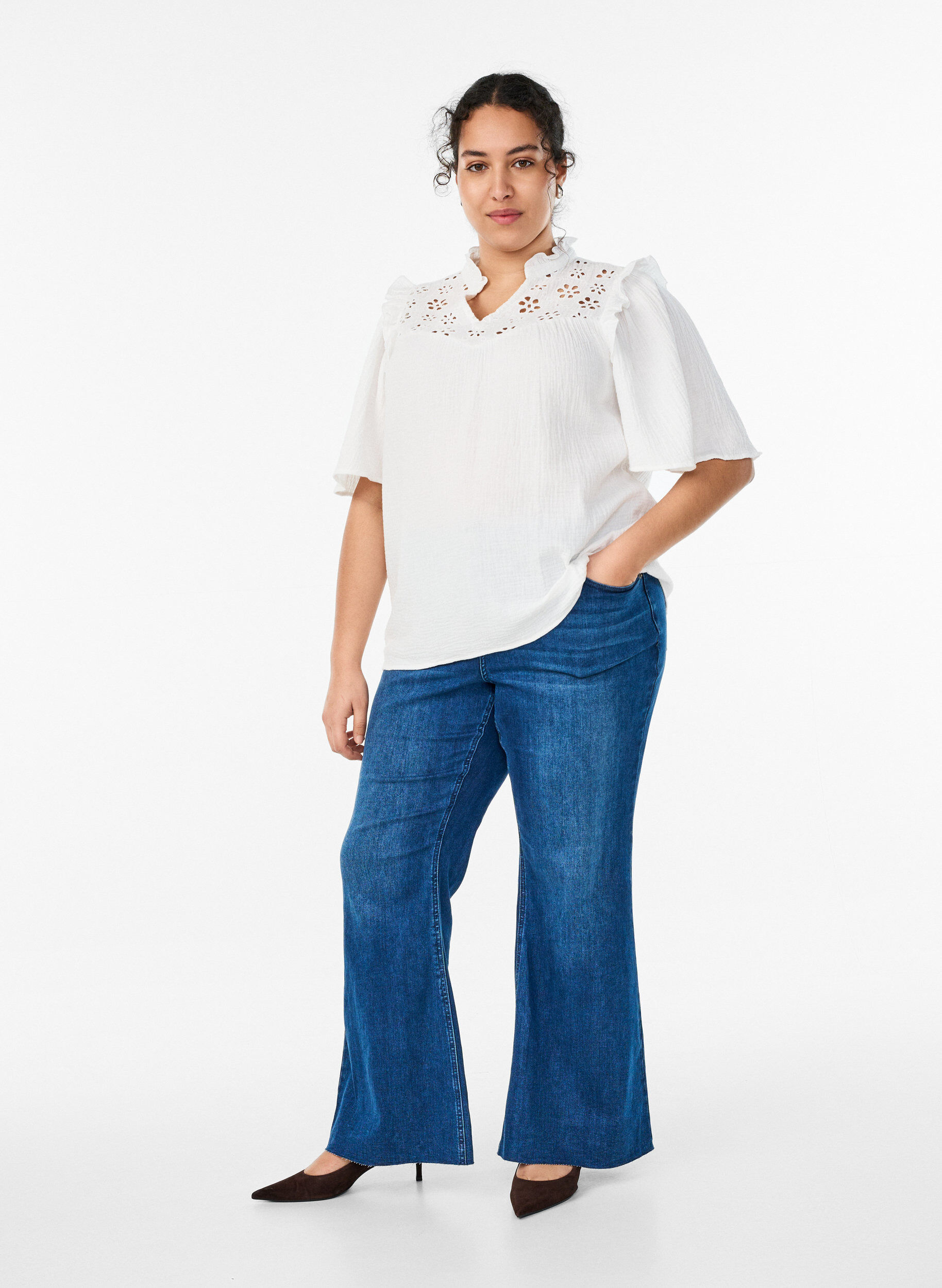 Zizzi Bluse aus Baumwoll-Musselin mit Broderie Anglaise und 1/2-&Auml;rmeln, Wei&szlig;, Model image number 1