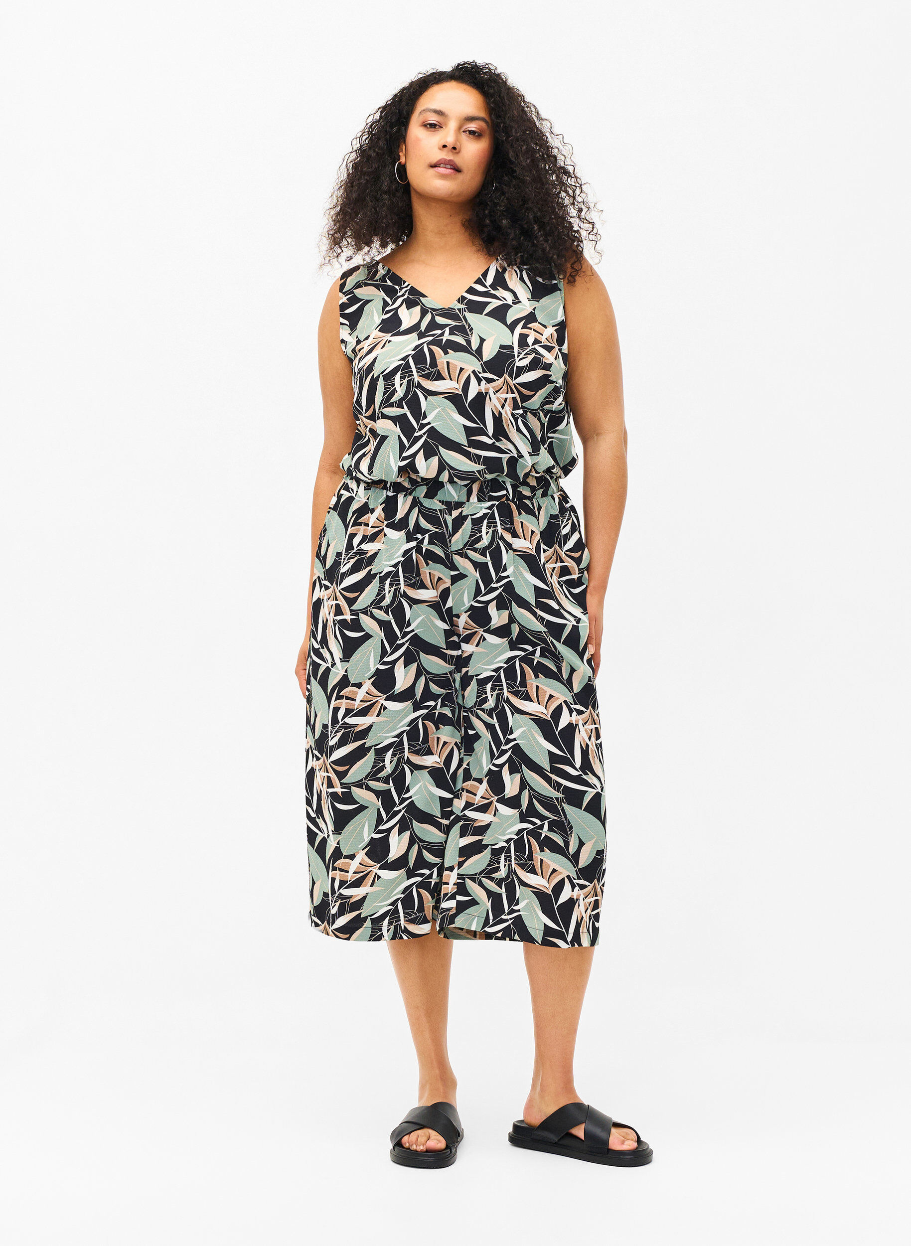 Zizzi Gedrucktes Top mit V-Ausschnitt, Black w. Gr.Leaf AOP, Model image number 2