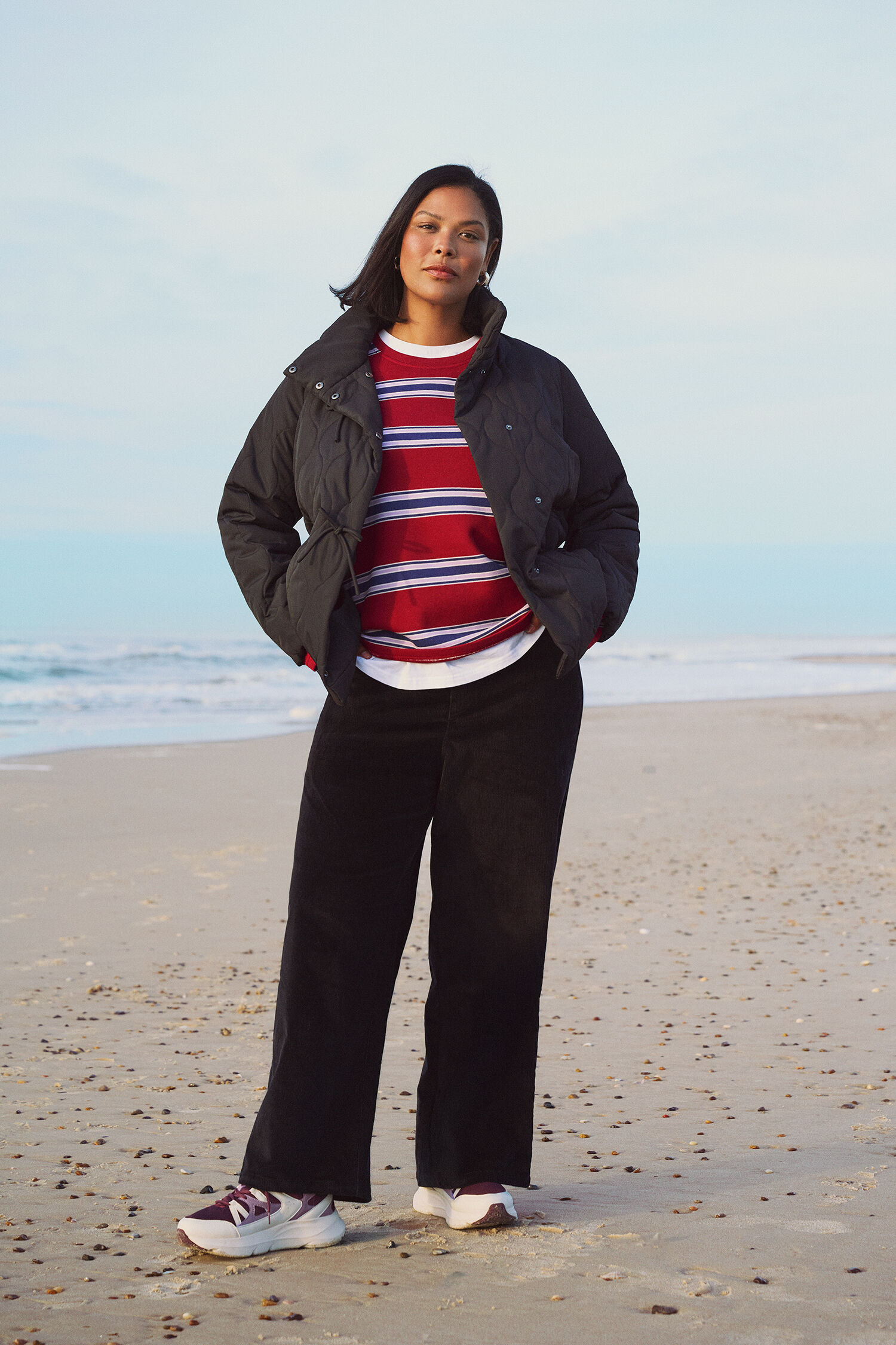 Zizzi Veste courte matelass&eacute;e avec boucles, , Model