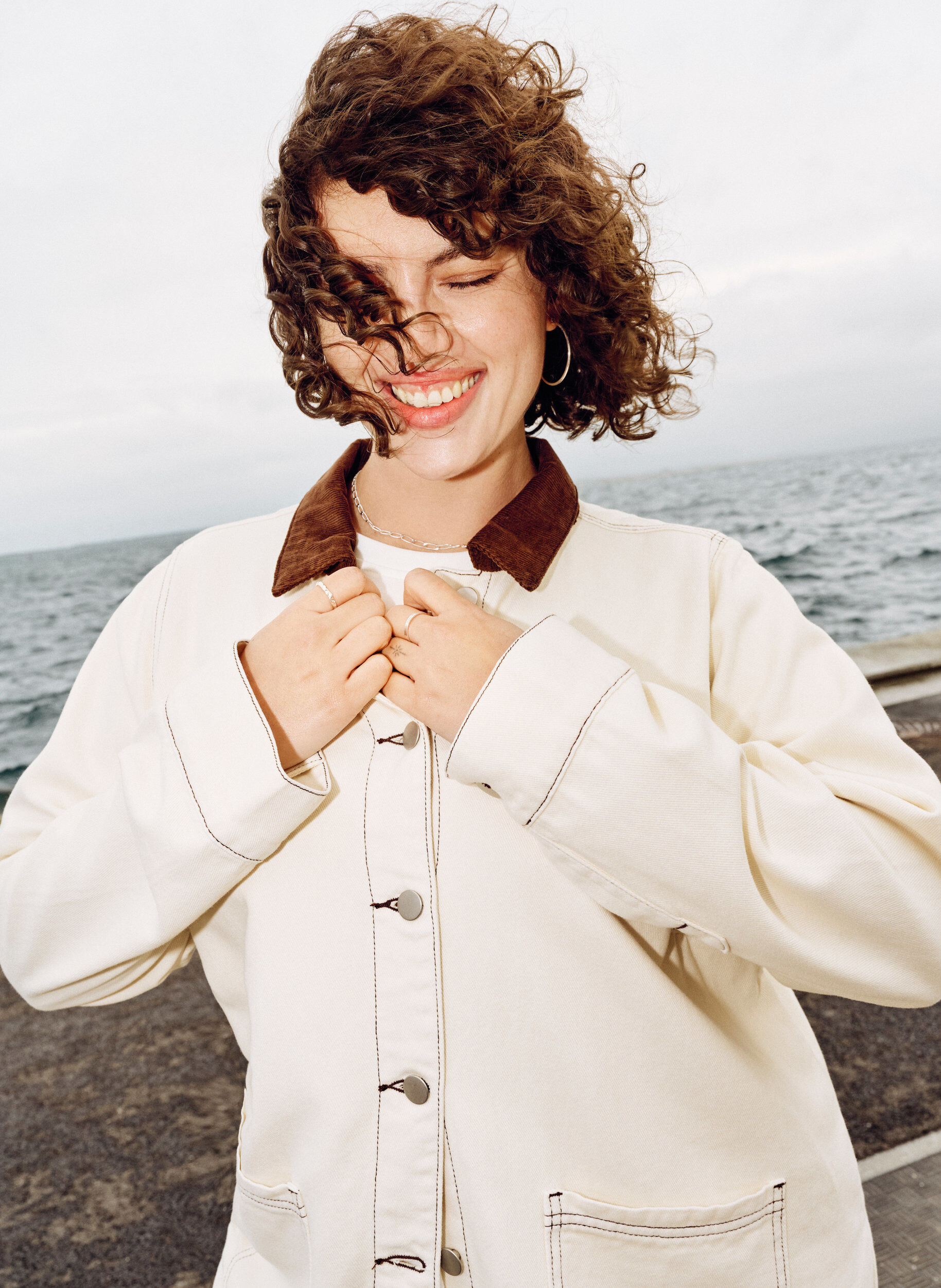 Zizzi Farbige Jeansjacke mit Kontrastkragen, Vanille, Image image number 0