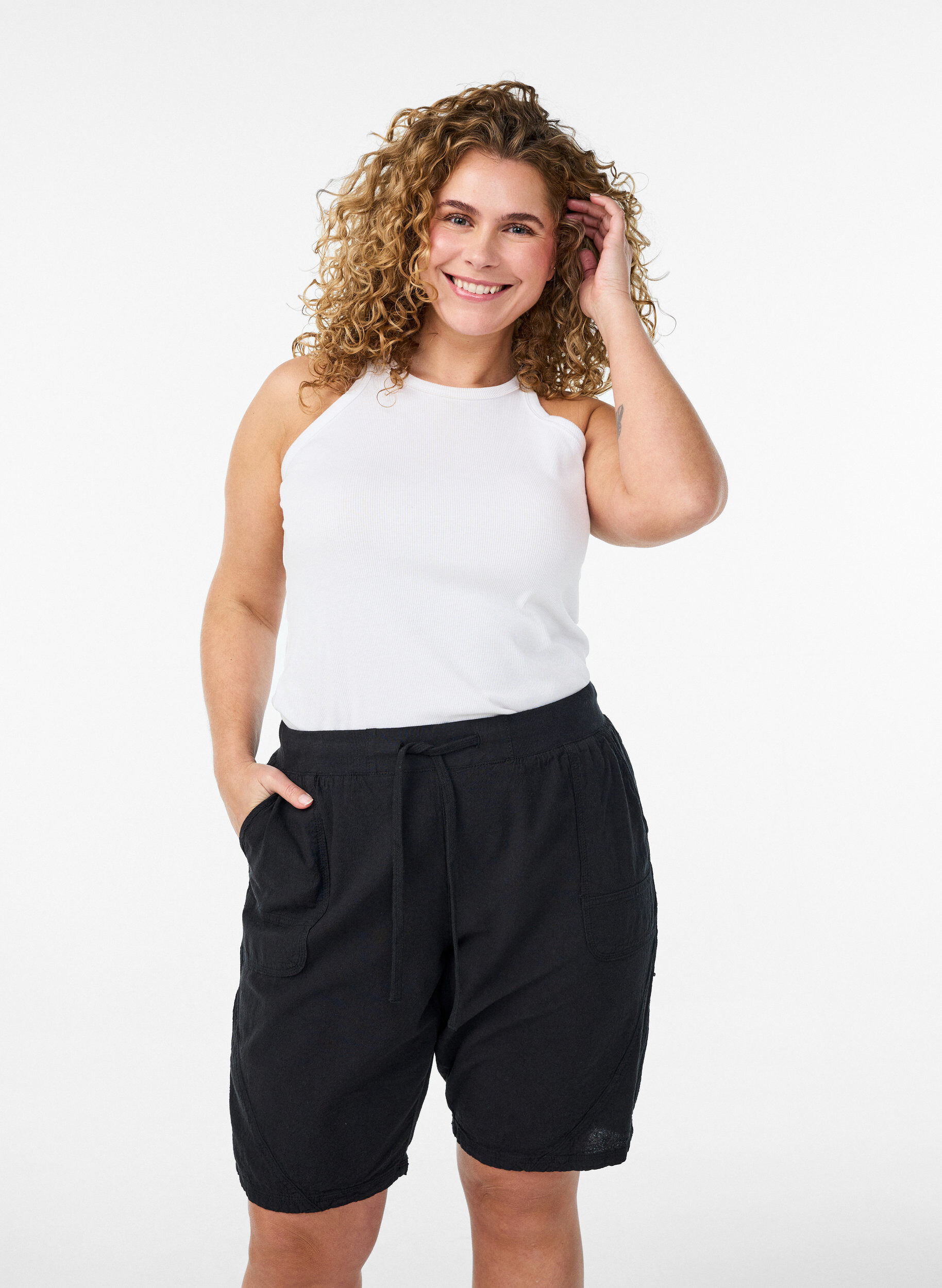 Lockere Shorts aus Baumwolle mit Taschen, Schwarz, Model