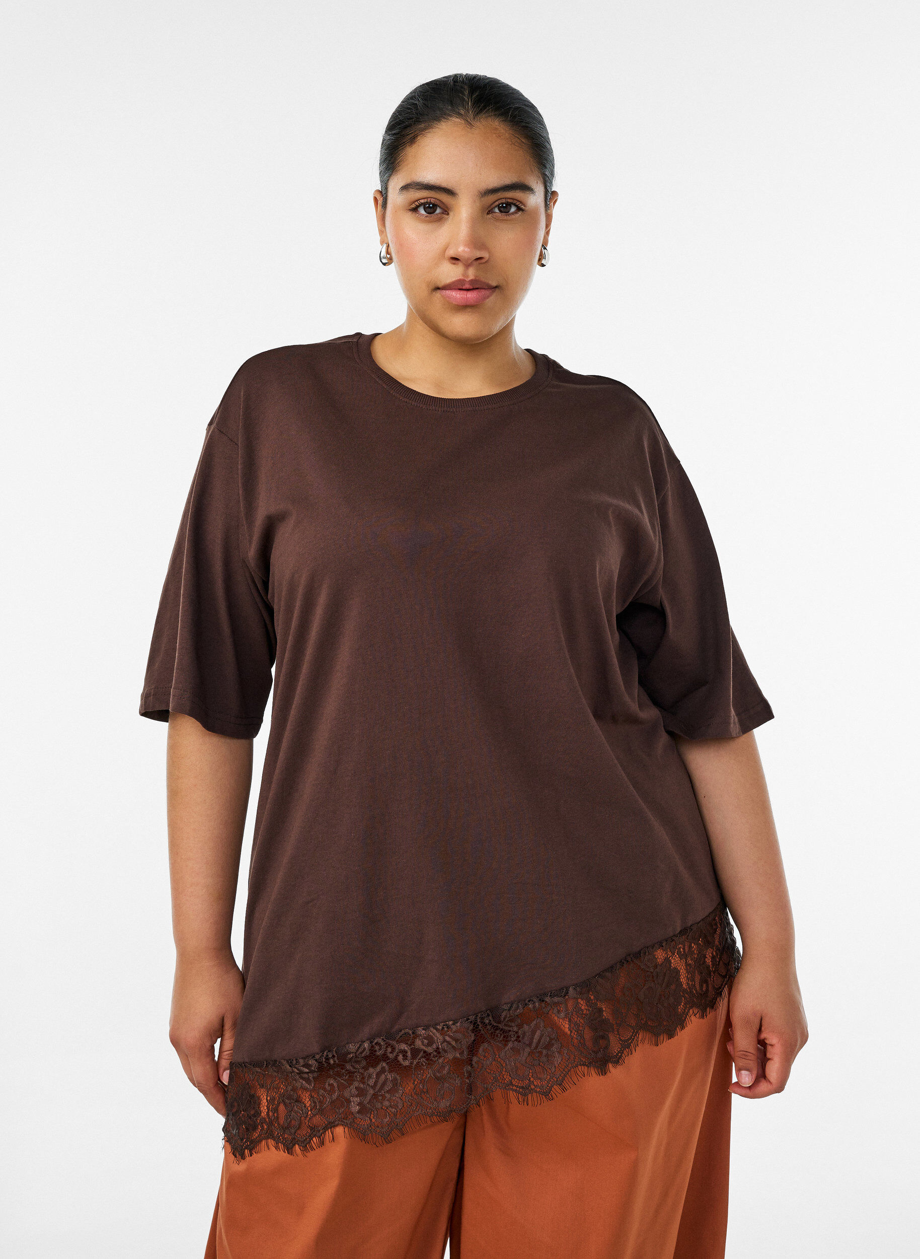T-Shirt mit asymmetrischem Spitzensaum, Braun, Model
