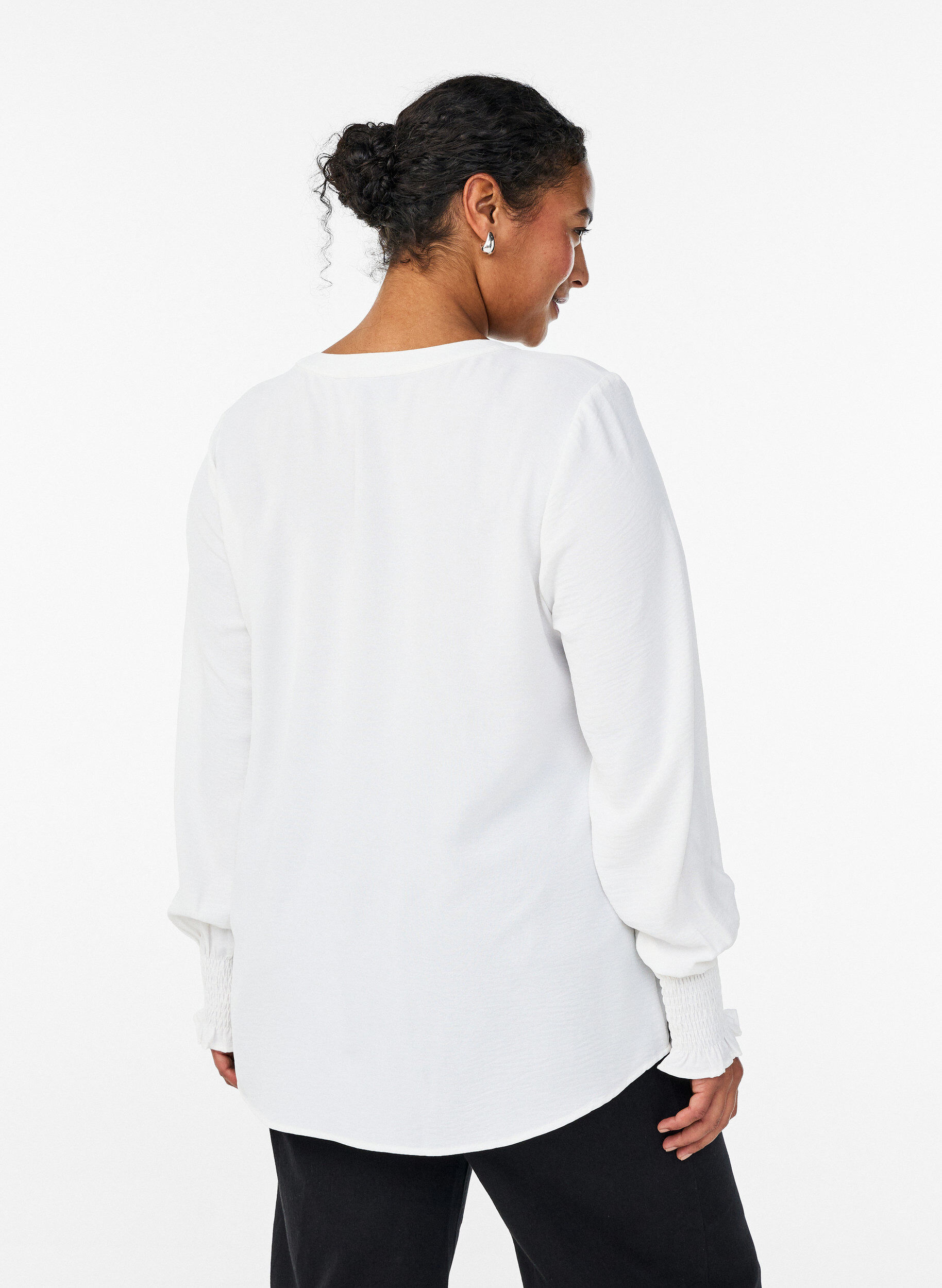 ZizziBlouse avec poignets smock&eacute;s et col en V, Vanille, Model image number 2