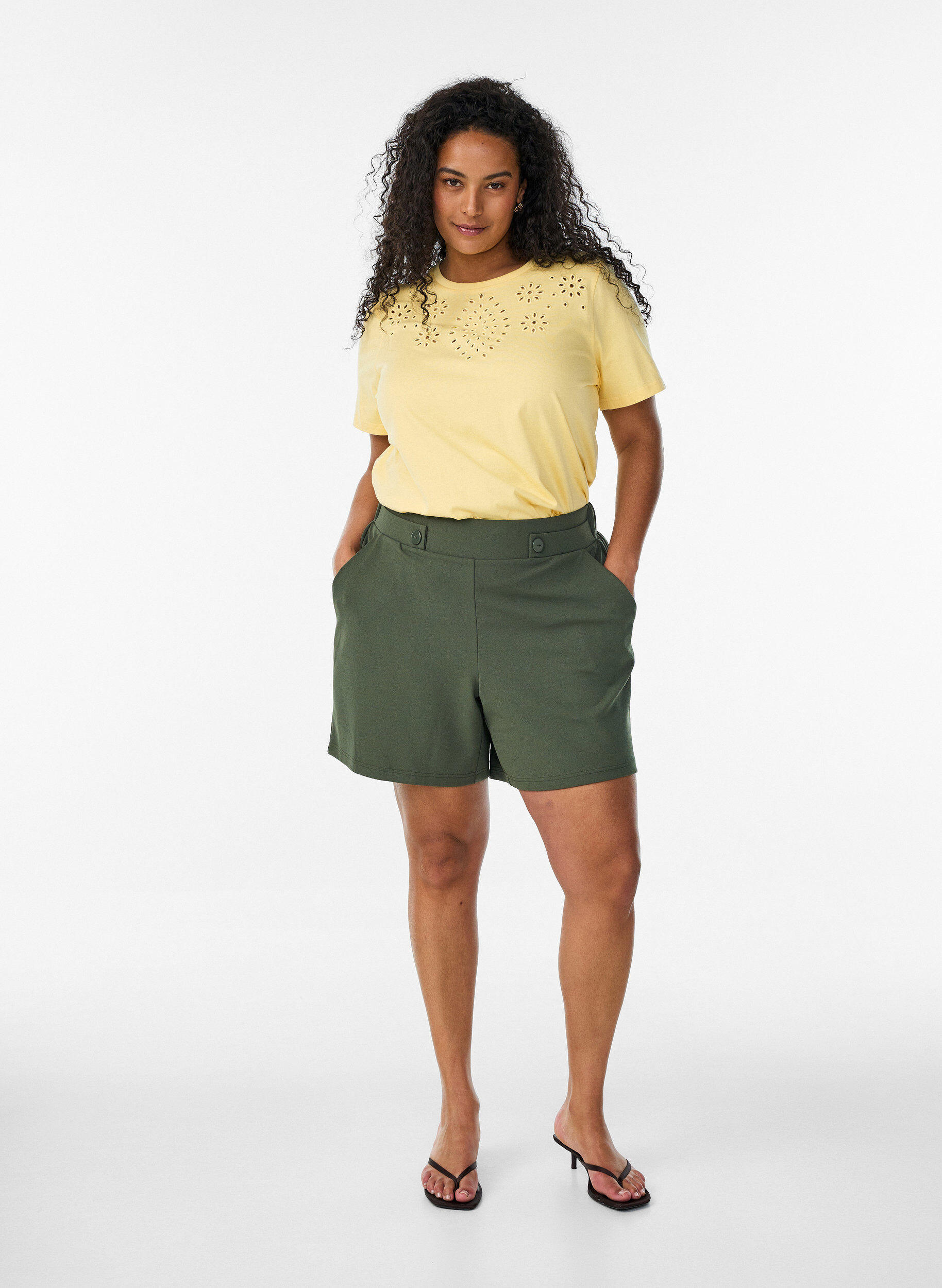 ZizziKurze Hosen mit Taschen und lockerer Passform, Gr&uuml;n, Model image number 1