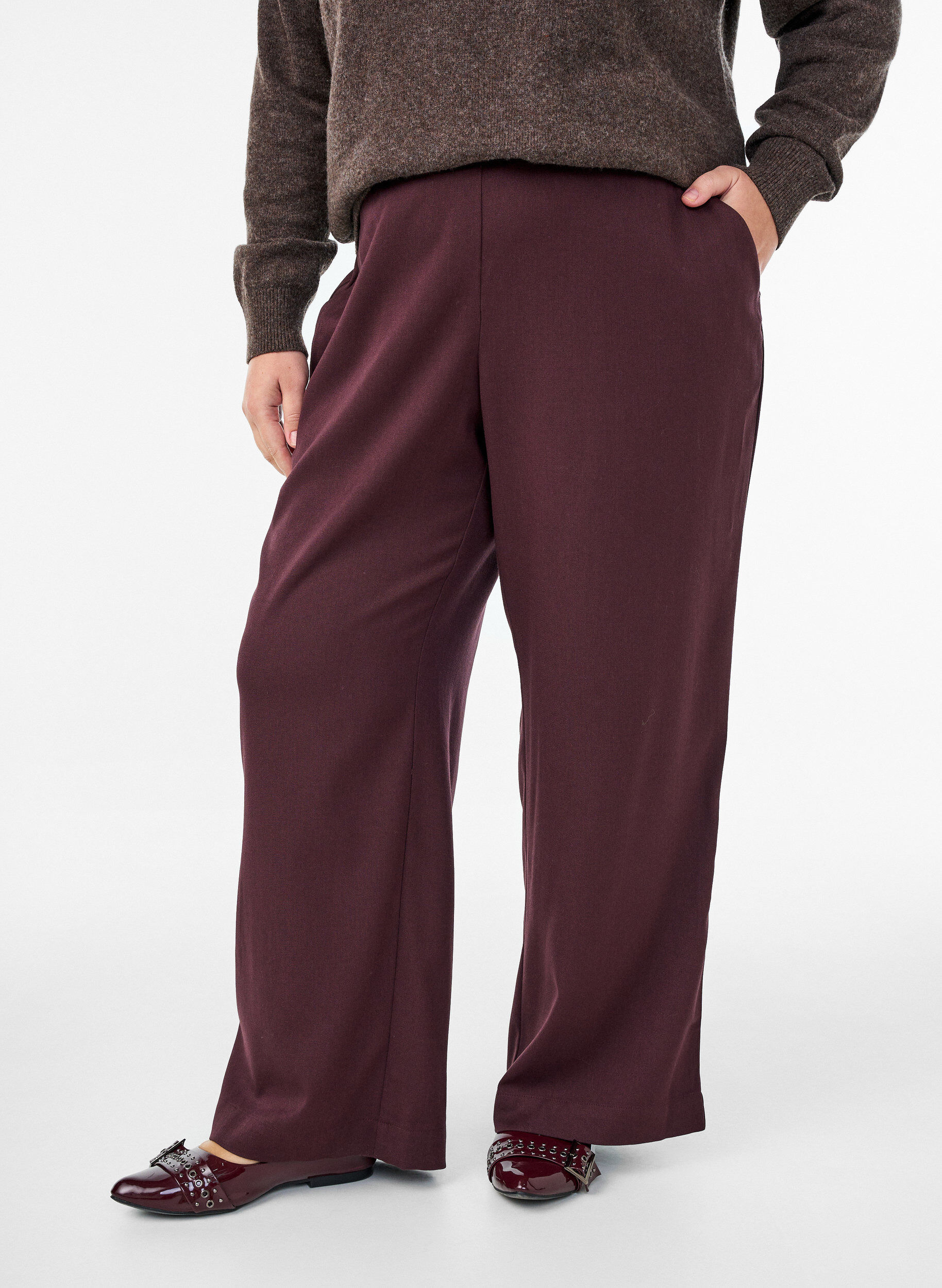 Zizzi Pantalon coupe ample taille haute, Bordeaux fonc&eacute;, Model image number 2