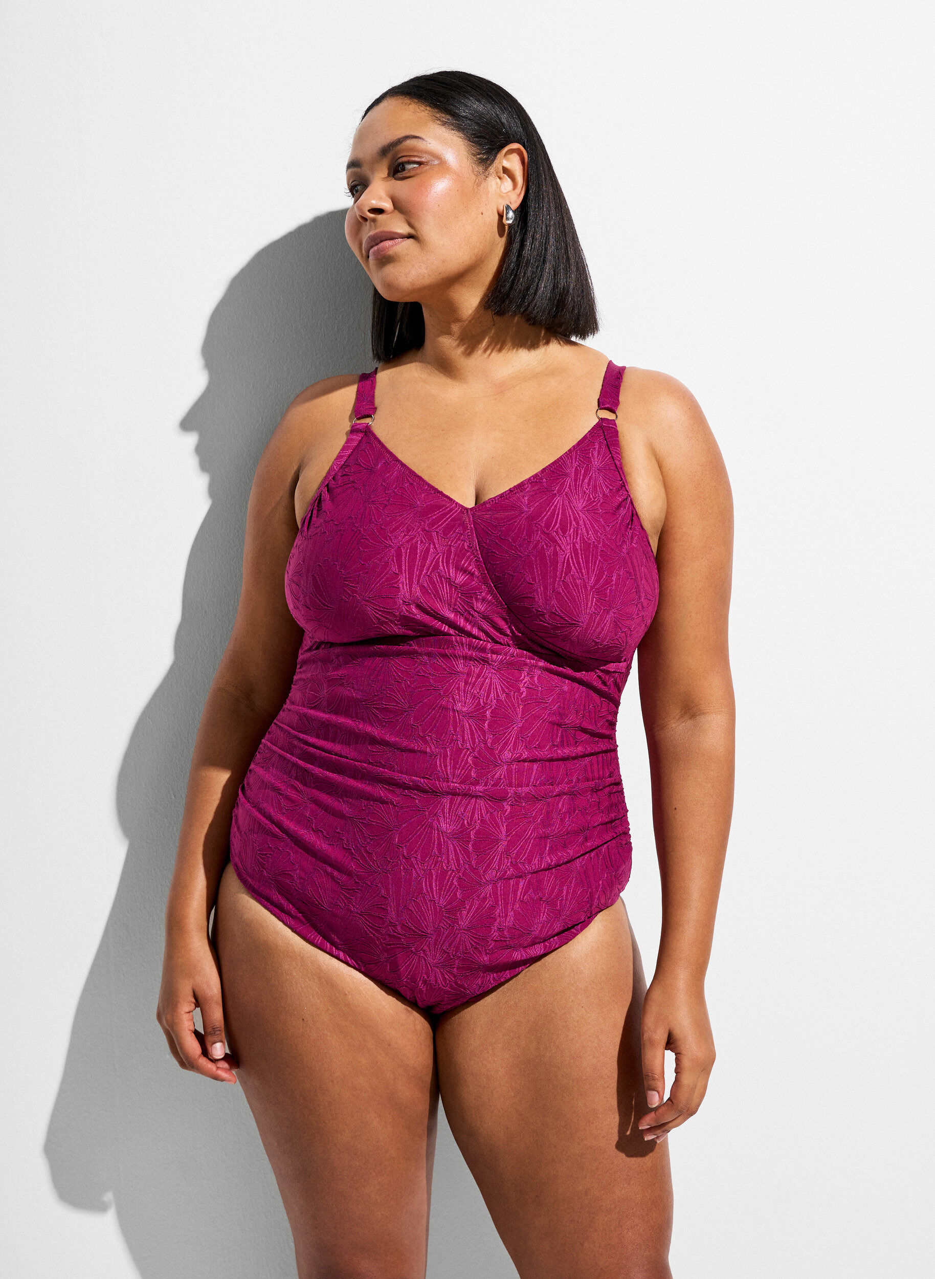 Zizzi Maillot de bain avec d&eacute;tail crois&eacute; et texture florale ton sur ton, Bordeaux, Model image number 0