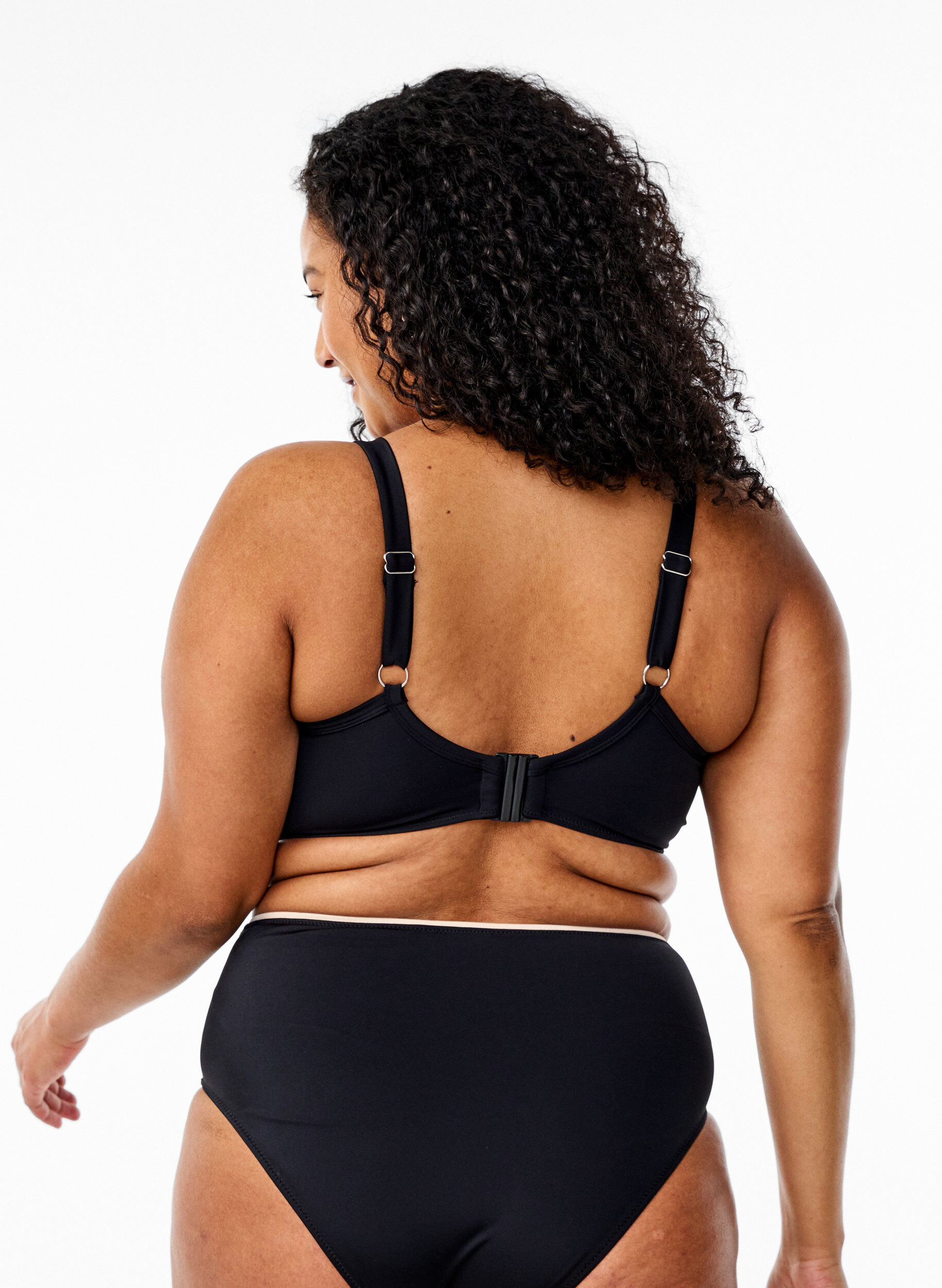 Zizzi Bikinioberteil mit Raffung und Kontrastdetails, Schwarz, Model image number 1