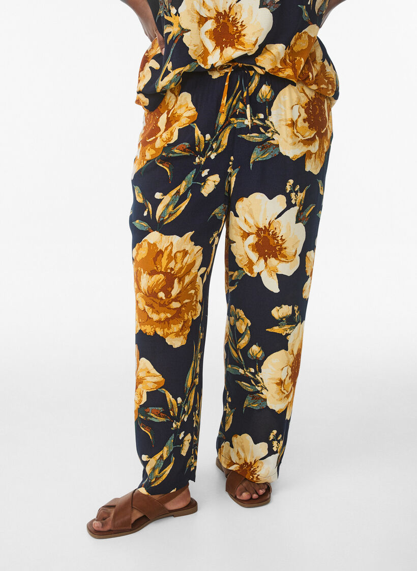 Lockere Viskosehose mit Print, Blau, Model image number 2