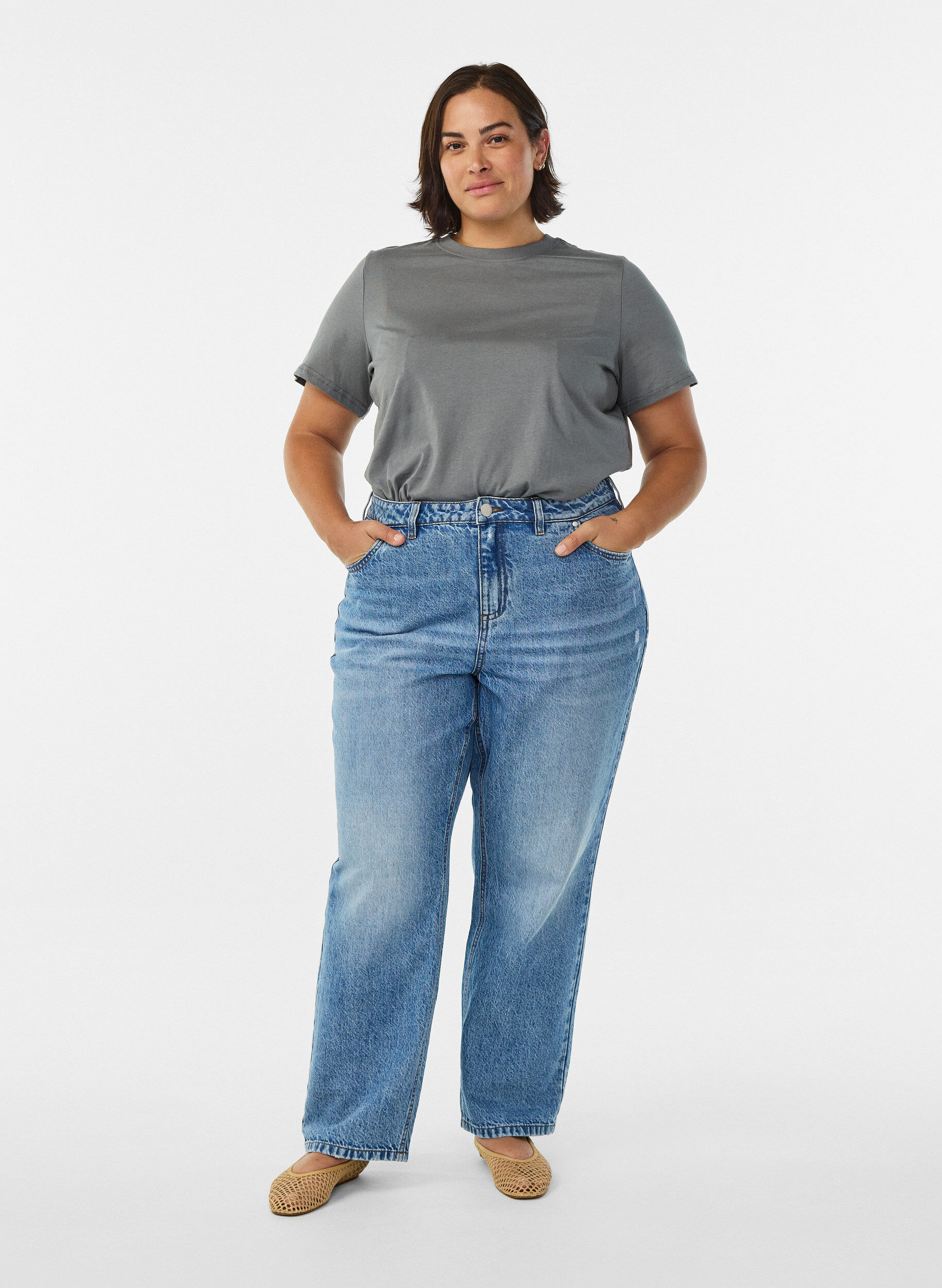 Zizzi Basic T-Shirt aus Baumwolle mit Rundhalsausschnitt, Grau, Model image number 1