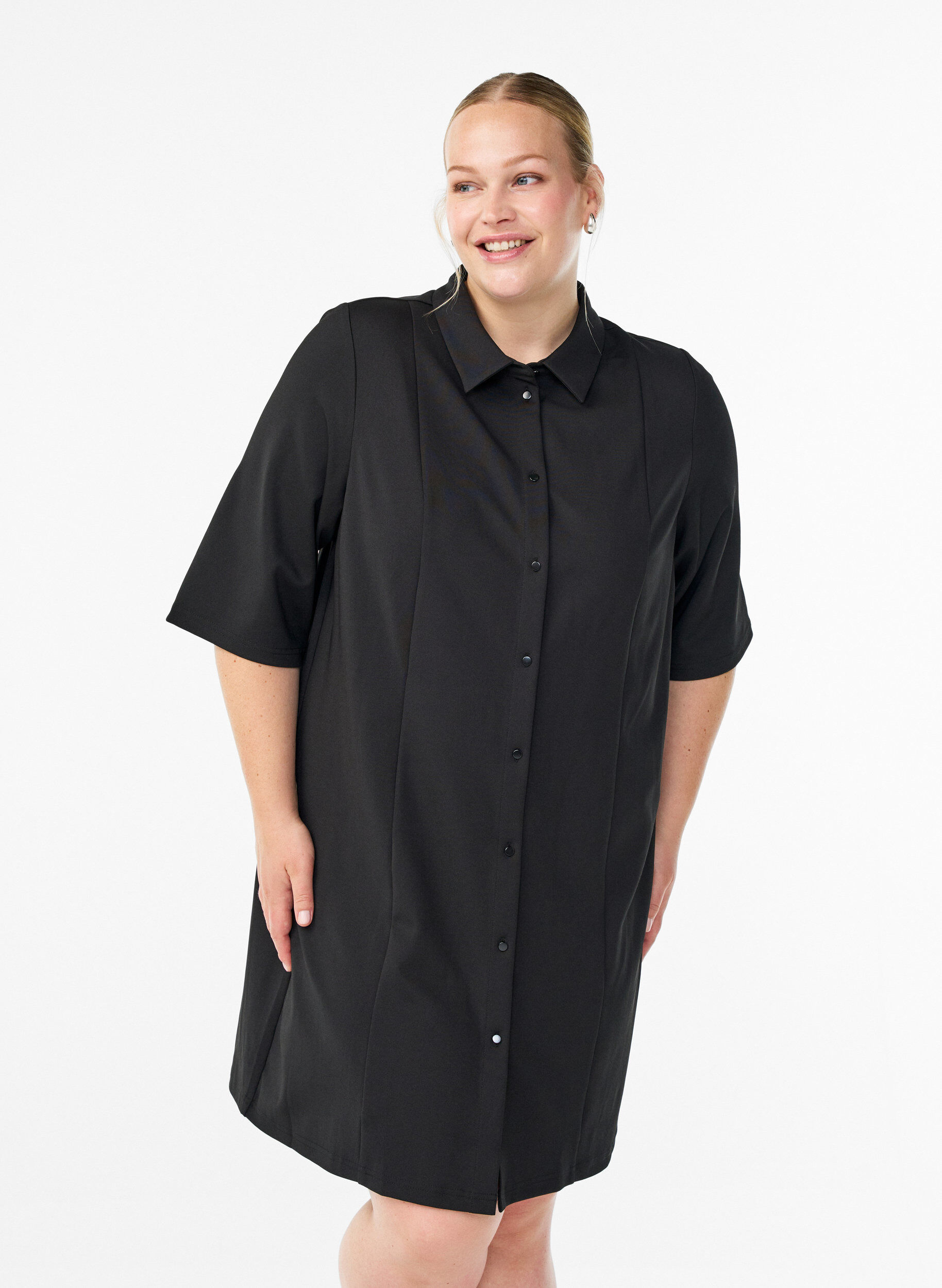Kurzes Hemdblusenkleid aus Baumwolle mit 3/4-&Auml;rmeln, Schwarz, Model