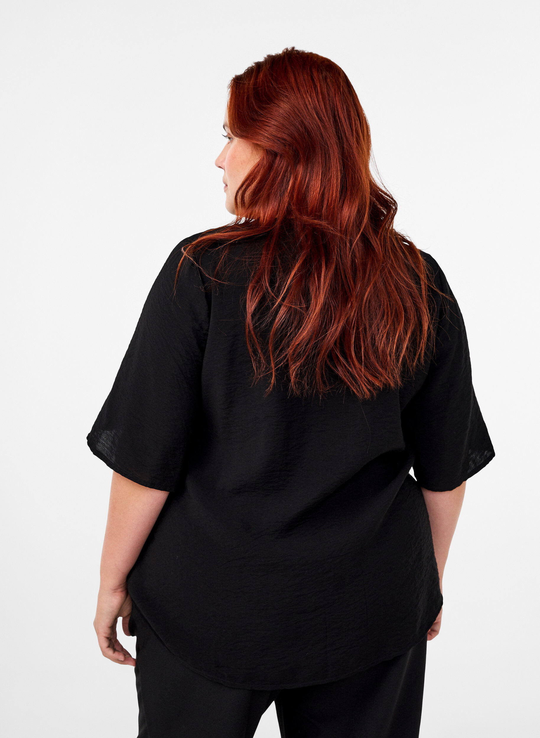 Zizzi Viskose-Bluse mit V-Ausschnitt und Stickdetail, Schwarz, Model image number 2