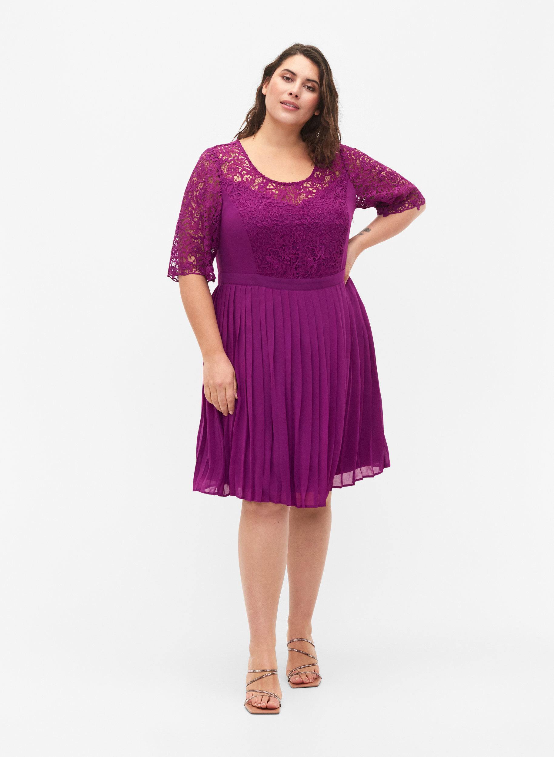 Zizzi Kurz&auml;rmeliges Kleid mit Spitzenoberteil, Grape Juice, Model image number 3