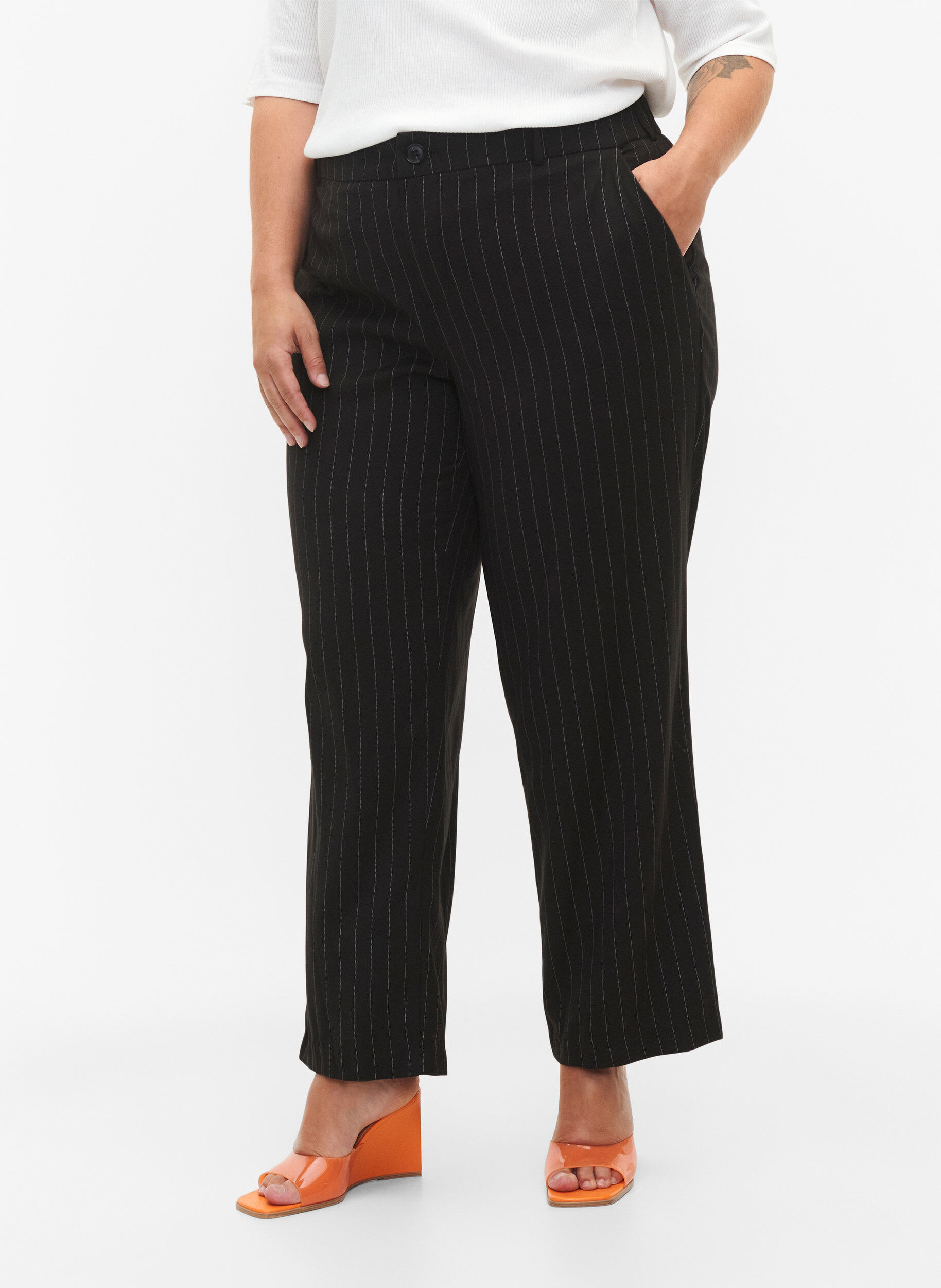 Zizzi Pantalons &agrave; rayures fines, Black W. Pinstripe, Model image number 2