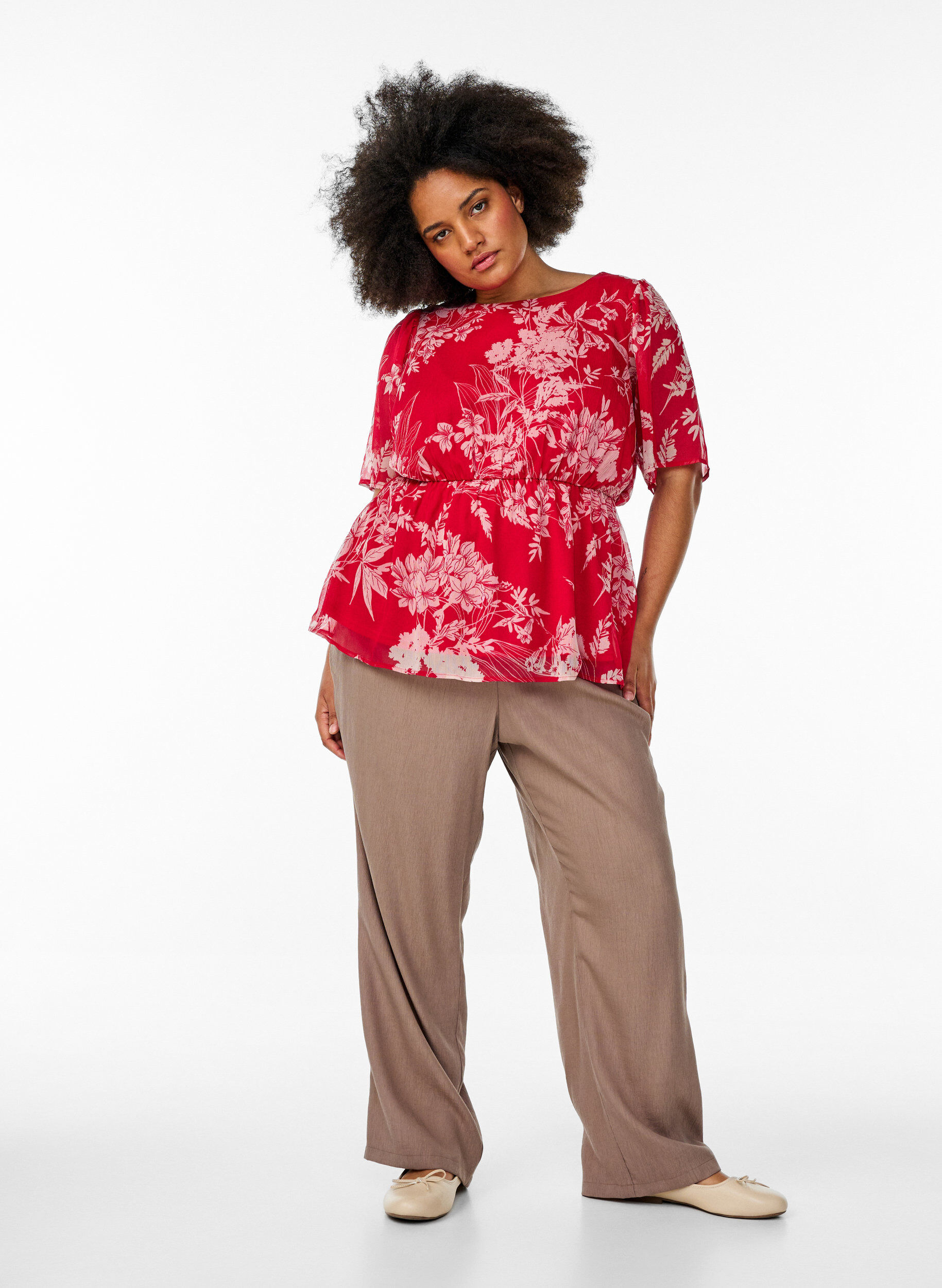 Zizzi Chiffonbluse mit Blumenmuster und elastischer Taille, Rot, Model image number 1