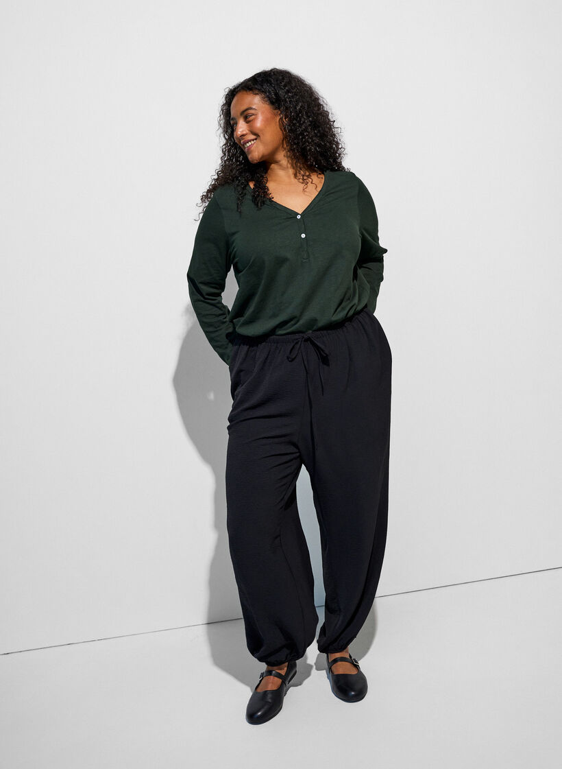 Langarmshirt mit V-Ausschnitt und Kn&ouml;pfen, Gr&uuml;n, Model image number 1