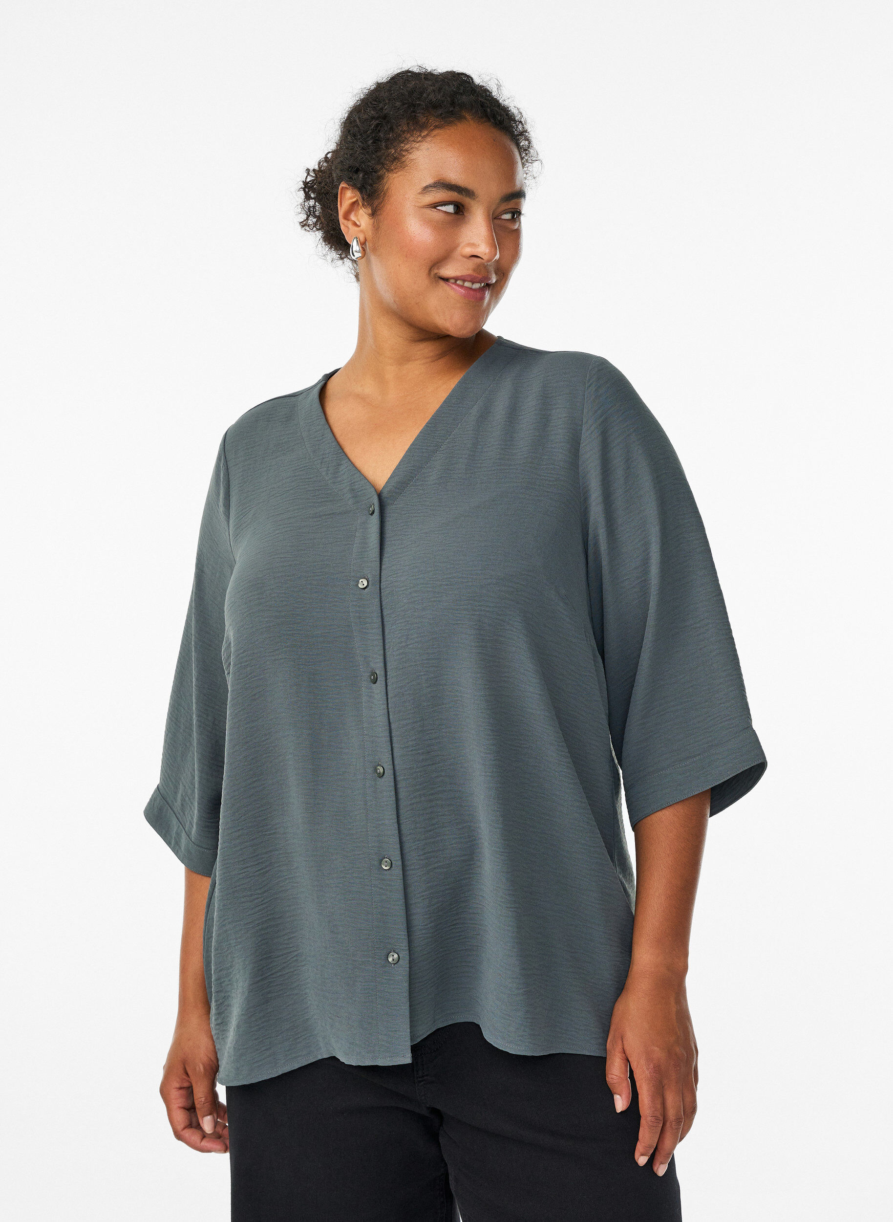 FLASH &ndash; Bluse mit V-Ausschnitt und 3/4-&Auml;rmeln, Gr&uuml;n, Model