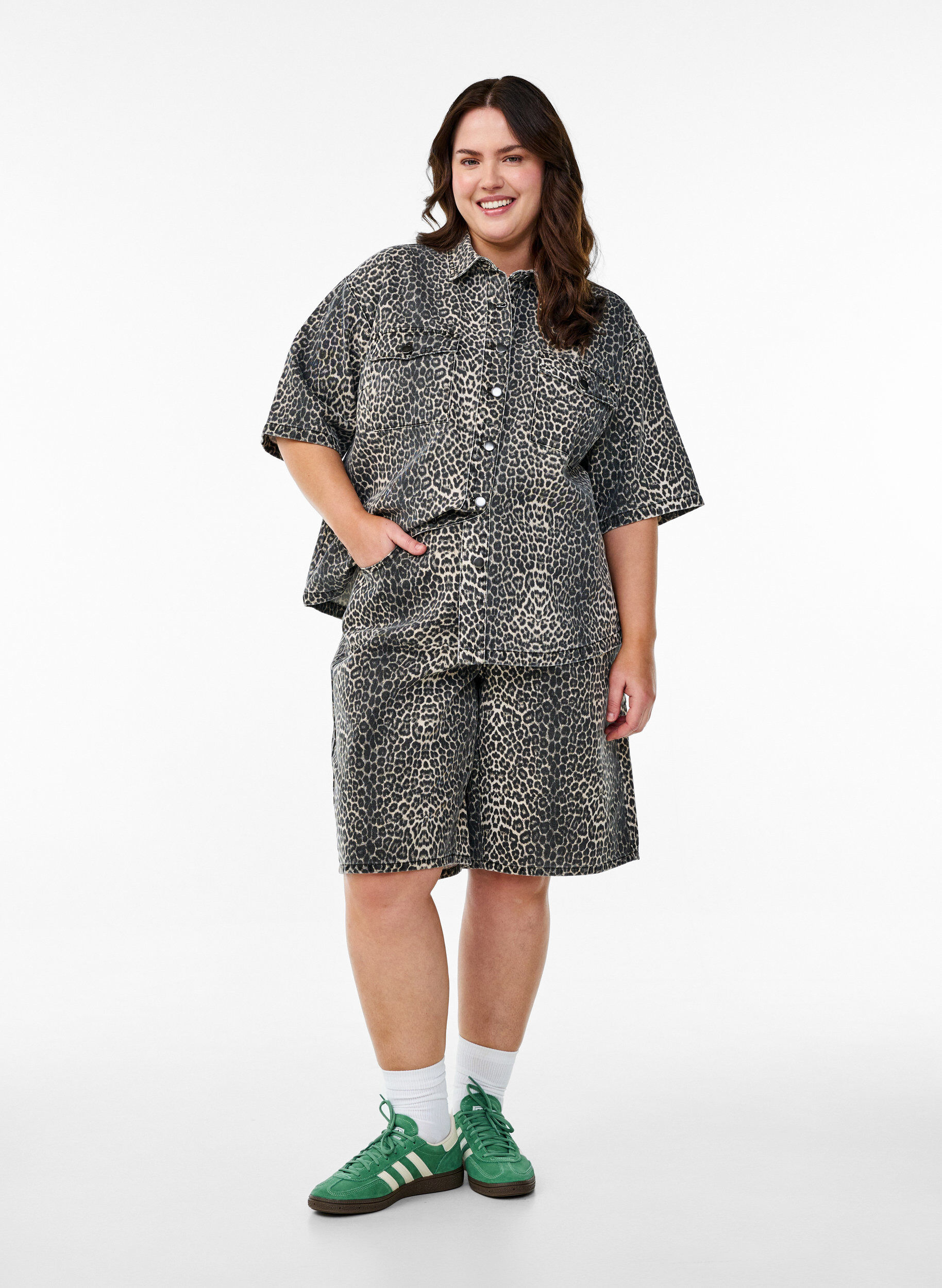 Zizzi Jeanshemd mit Leo-Print und kurzen &Auml;rmeln, Leopard, Model image number 2