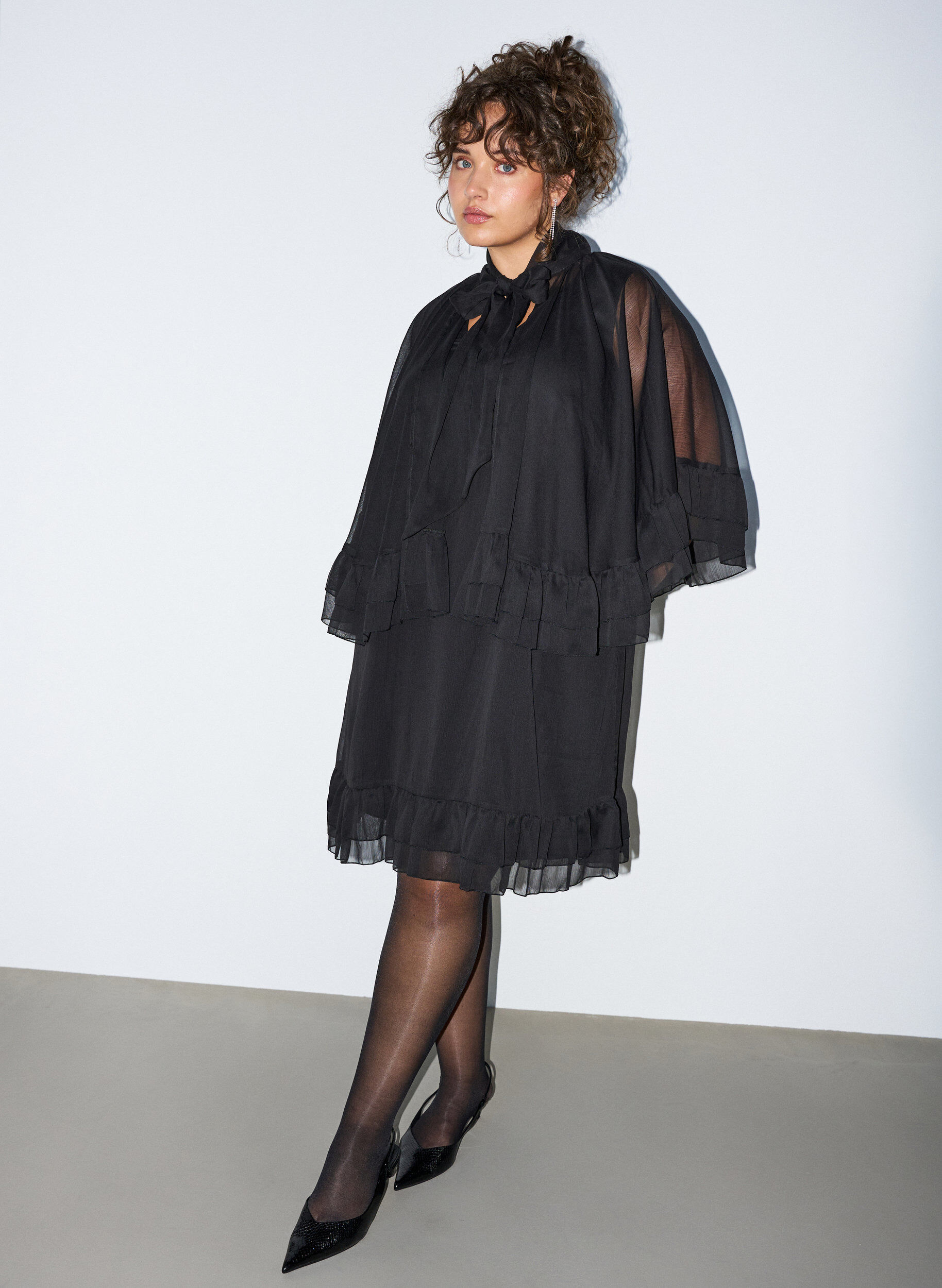 ZizziRobe sans manches avec cape en mousseline, Noir, Model image number 1